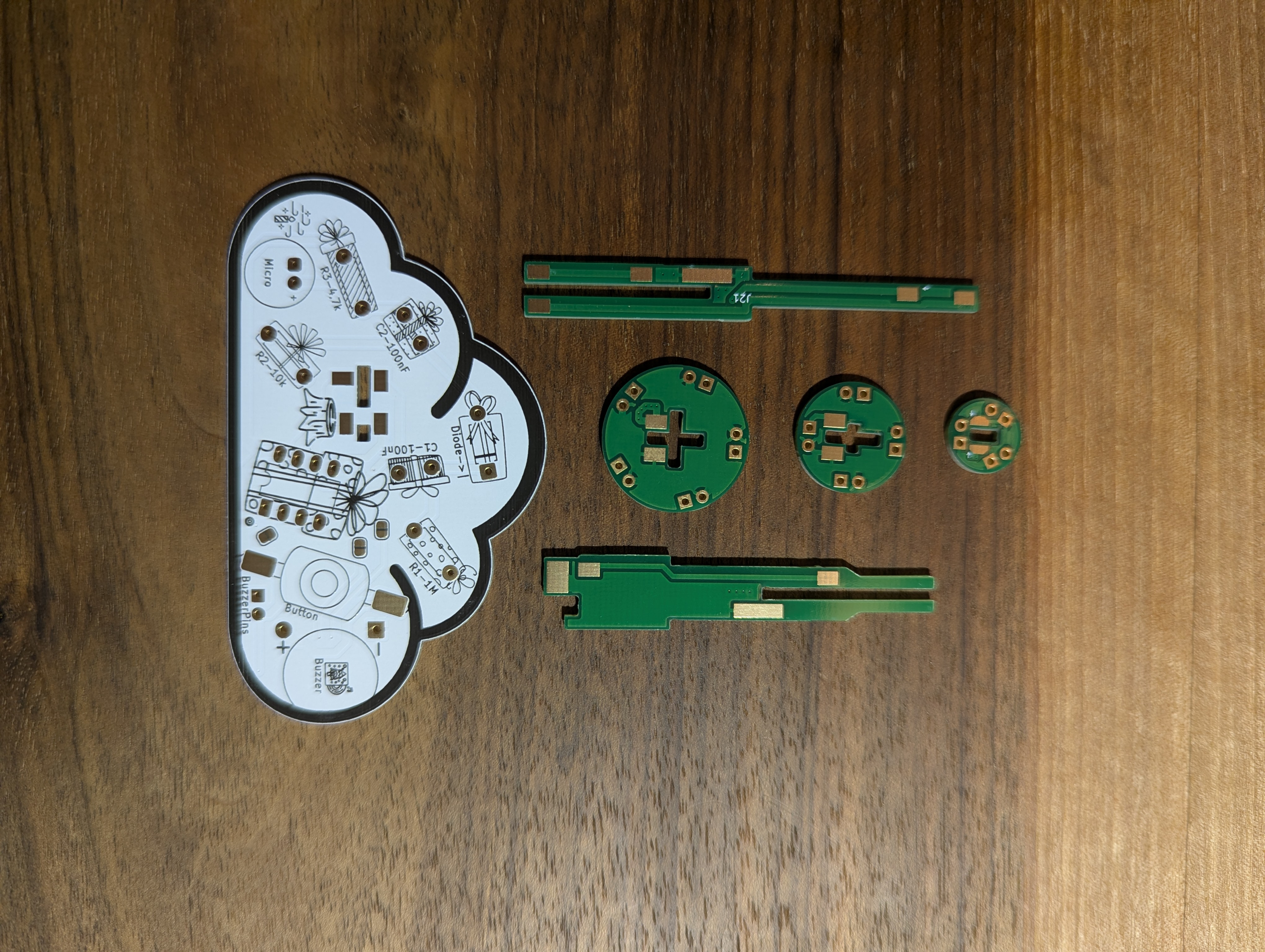 Alle Platinen des Blinketree Lötbausatzes für einen Weihnachtsbaum