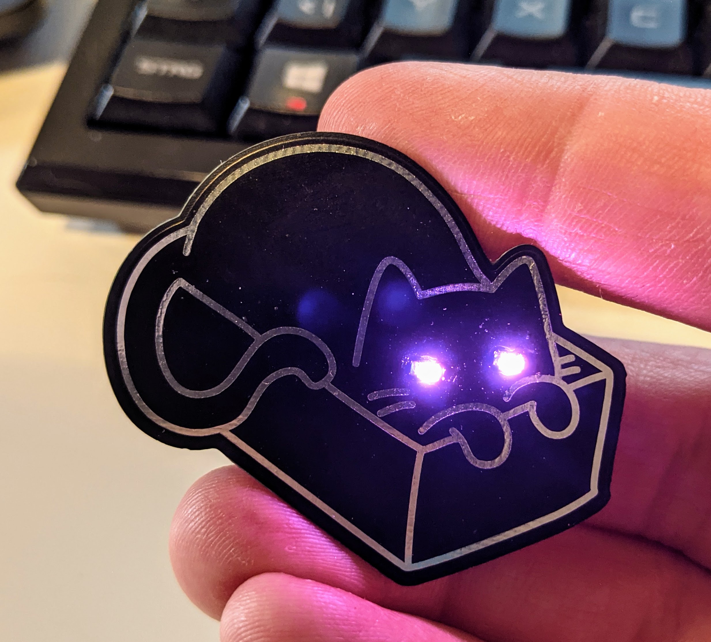 Cat in the Box – purple glowing eyes (front view) Cat in the Box kit – front view with purple glowing SMD LED eyes