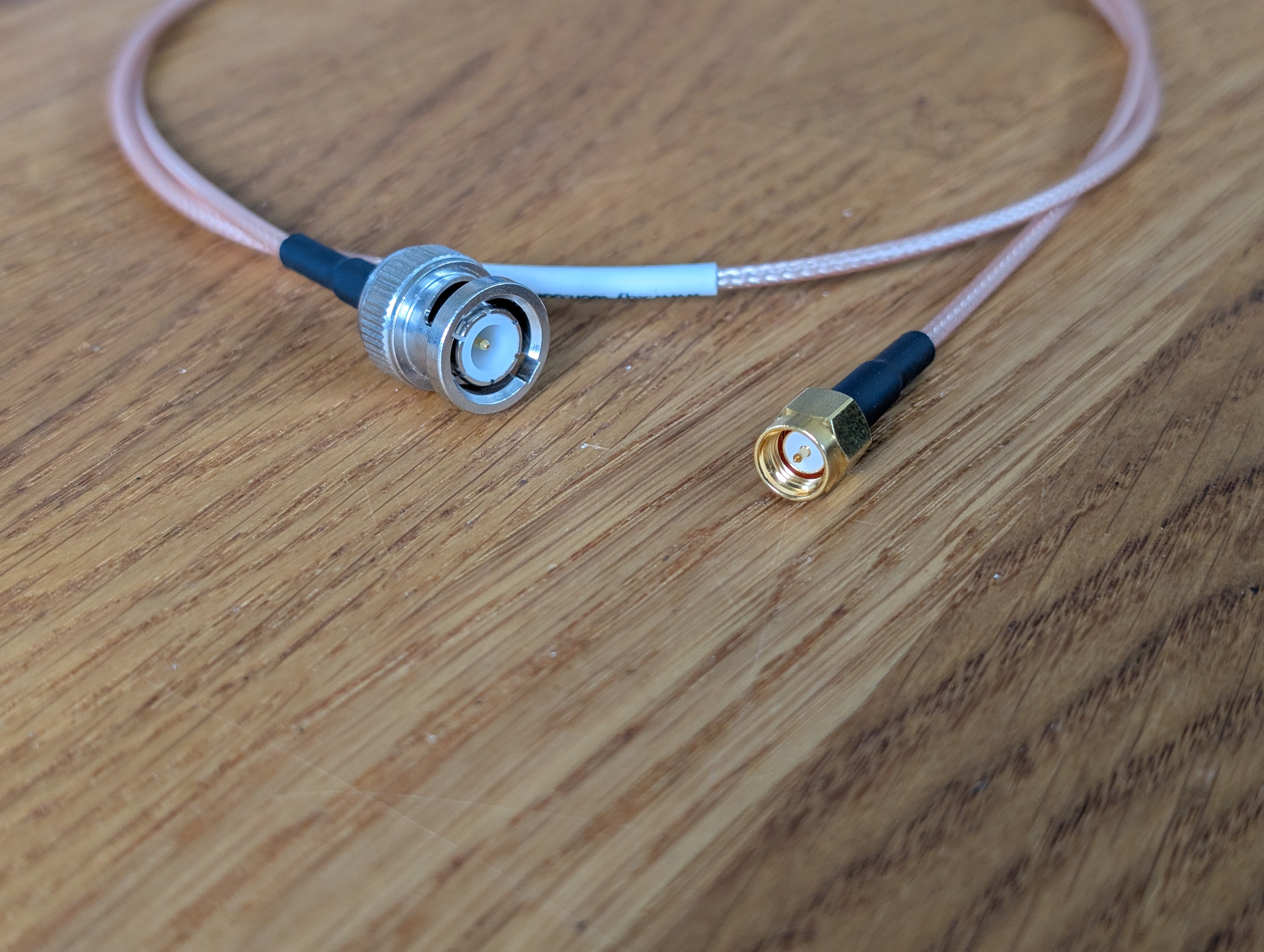 Koaxialkabel BNC auf SMA – 50 Ohm, Frontansicht Koaxialkabel BNC auf SMA, 50 Ohm – Frontansicht beider Stecker