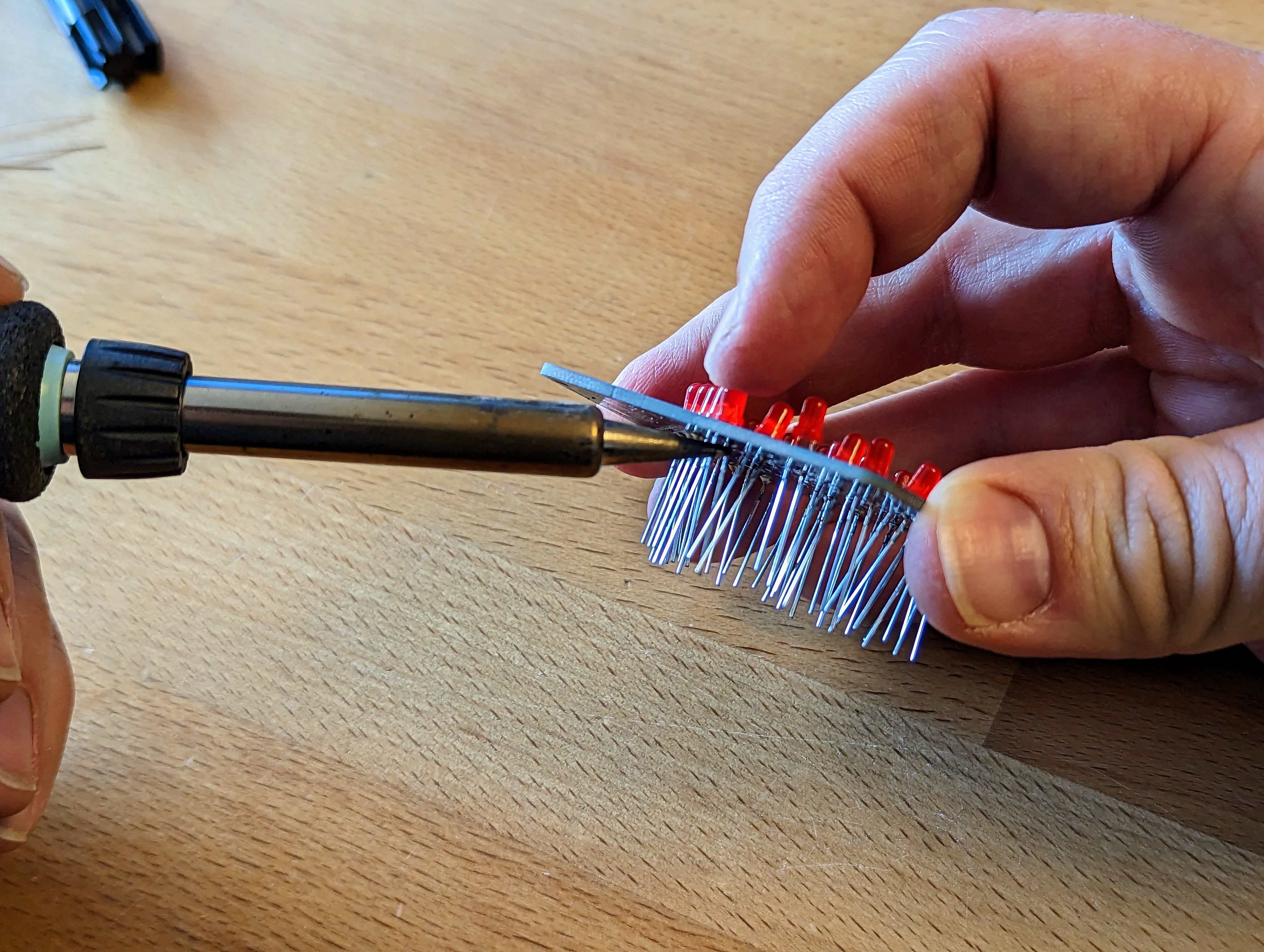 Herz THT Bausatz – LEDs werden mit dem Lötkolben ausgerichtet