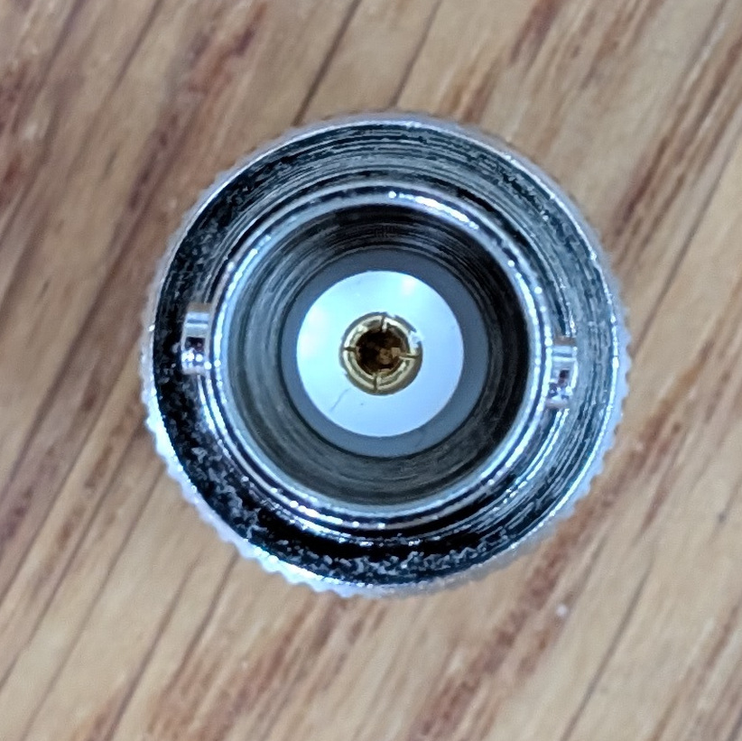 BNC Female Anschluss eines Koaxialadapters BNC Female Seite eines Koaxialadapters – Detailansicht des BNC-Anschlusses