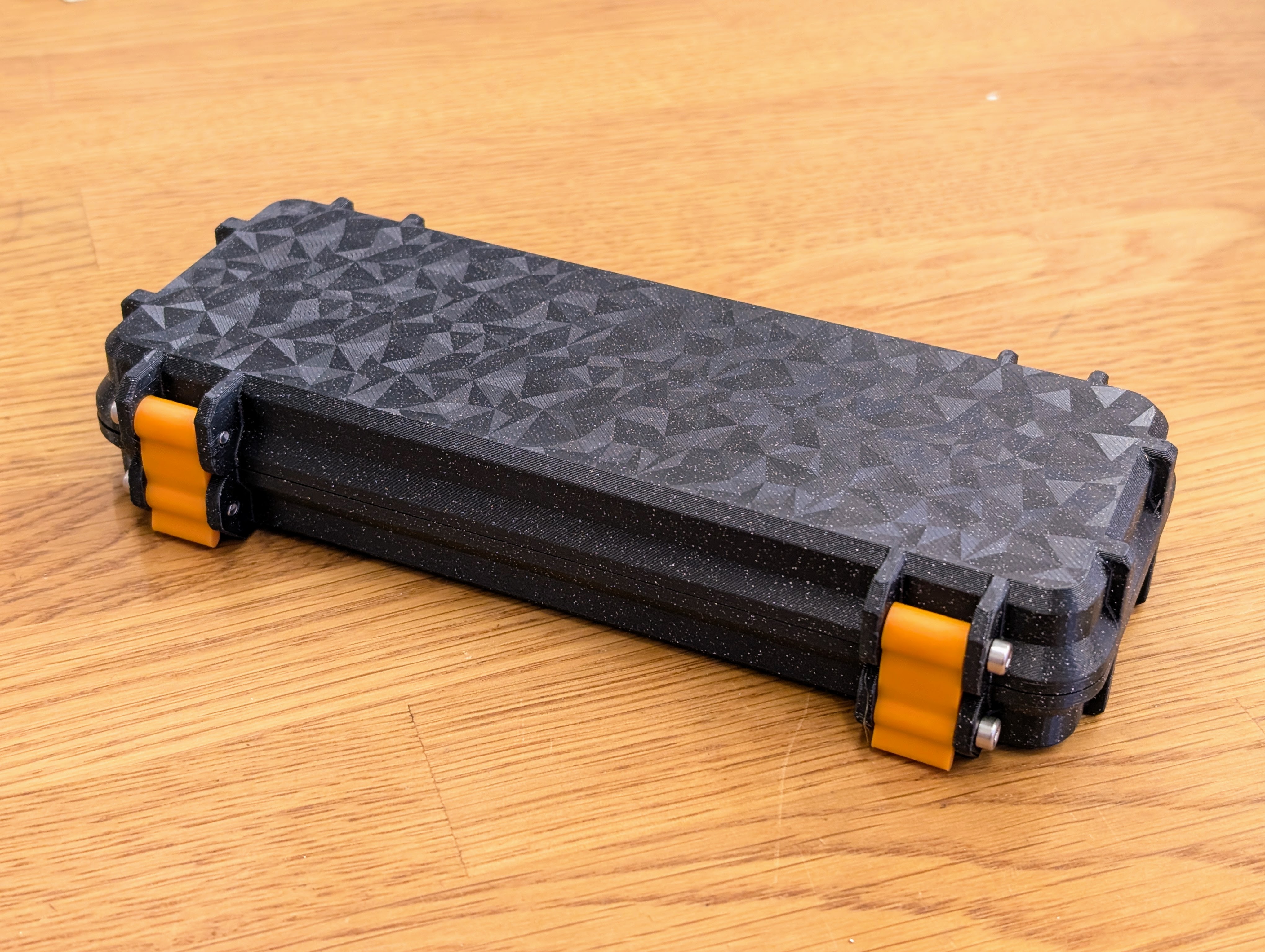 Pinecil case kit closed case Closed Pinecil case with sample surface in the case