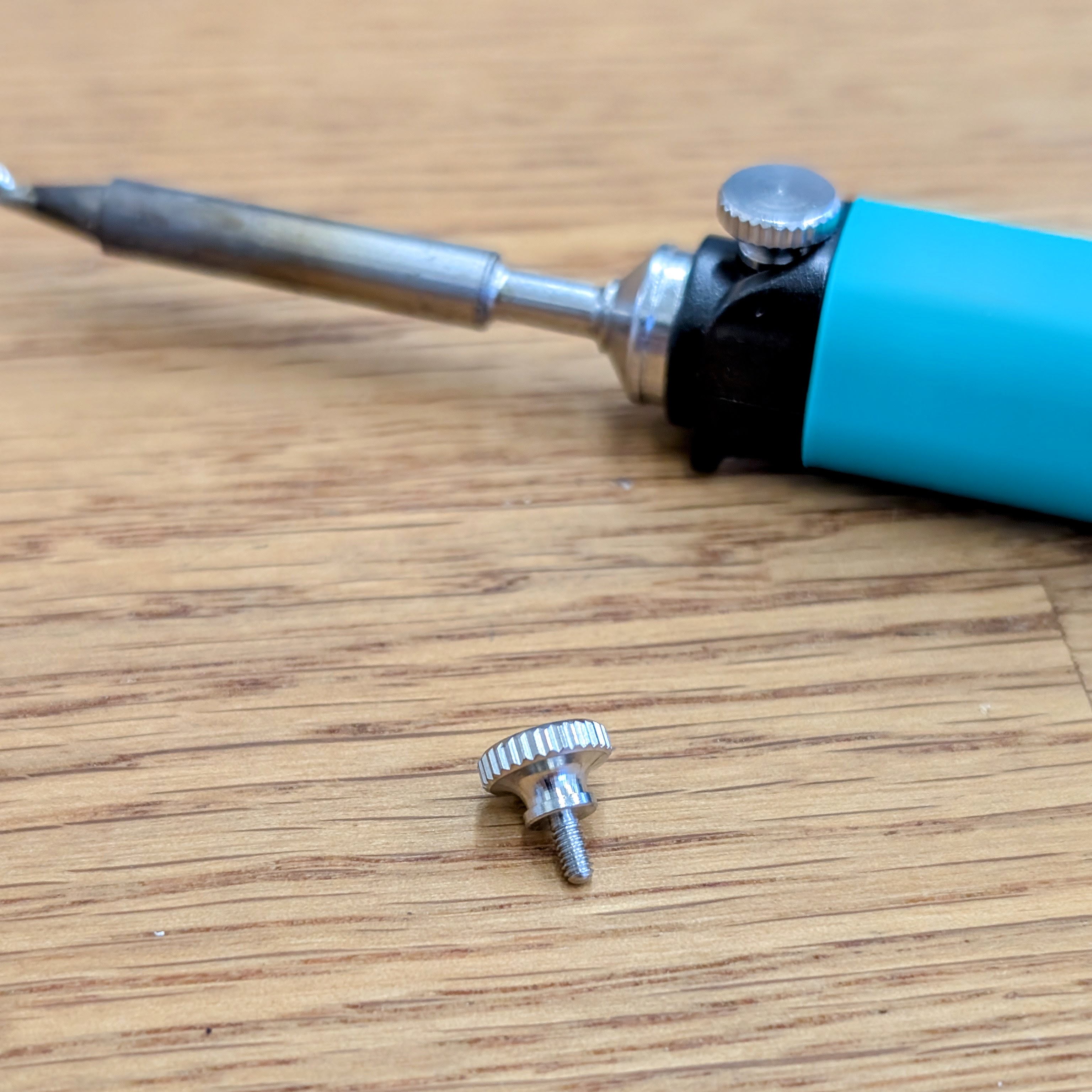 PINECIL knurled screw - quick-change screw for tool-free Pinecil tip replacement PINECIL knurled screw - quick-change screw for tool-free Pinecil tip replacement