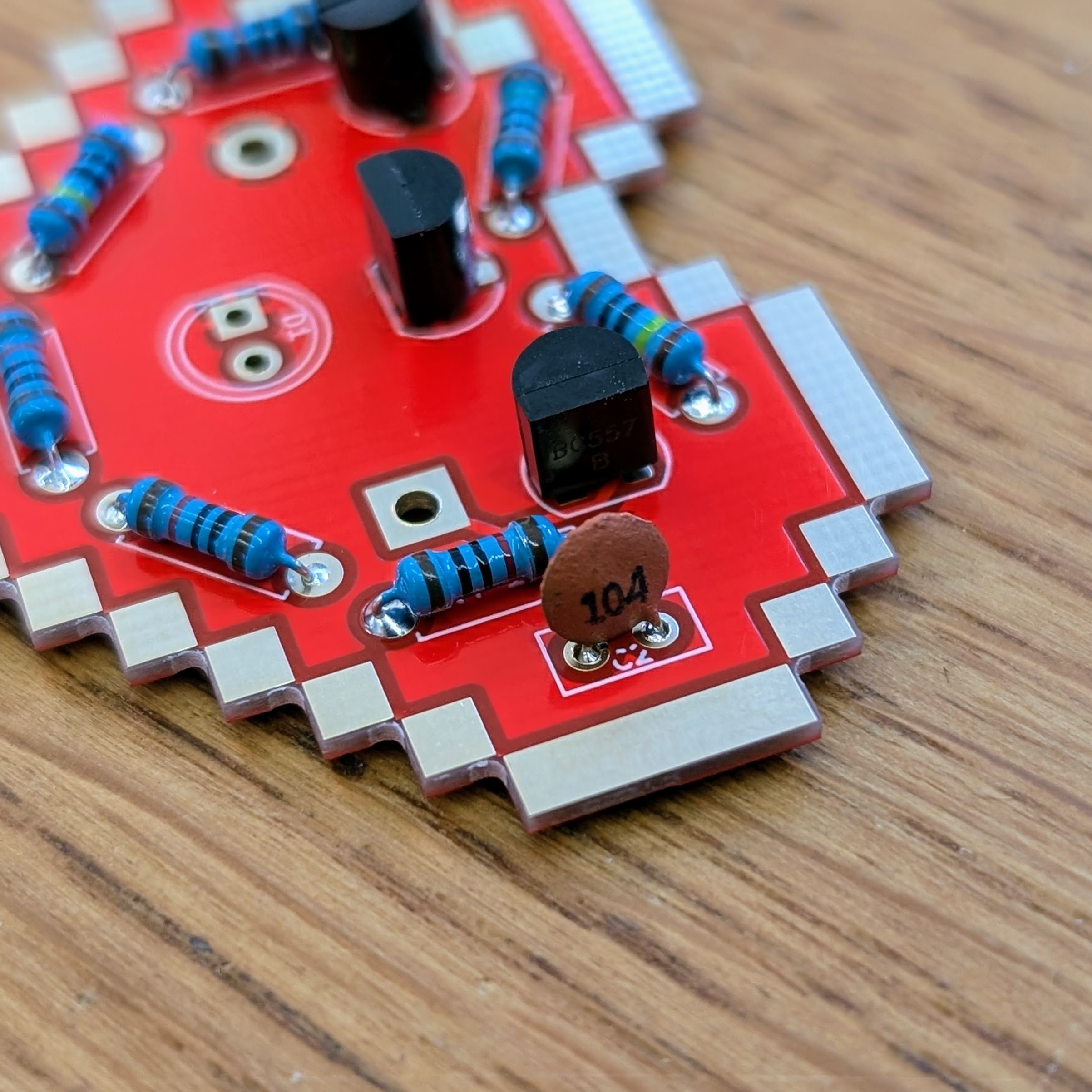 Detailansicht Heartbeat Lötbausatz: Kondensatoren und Transistoren auf der pixeligen Herz-Platine