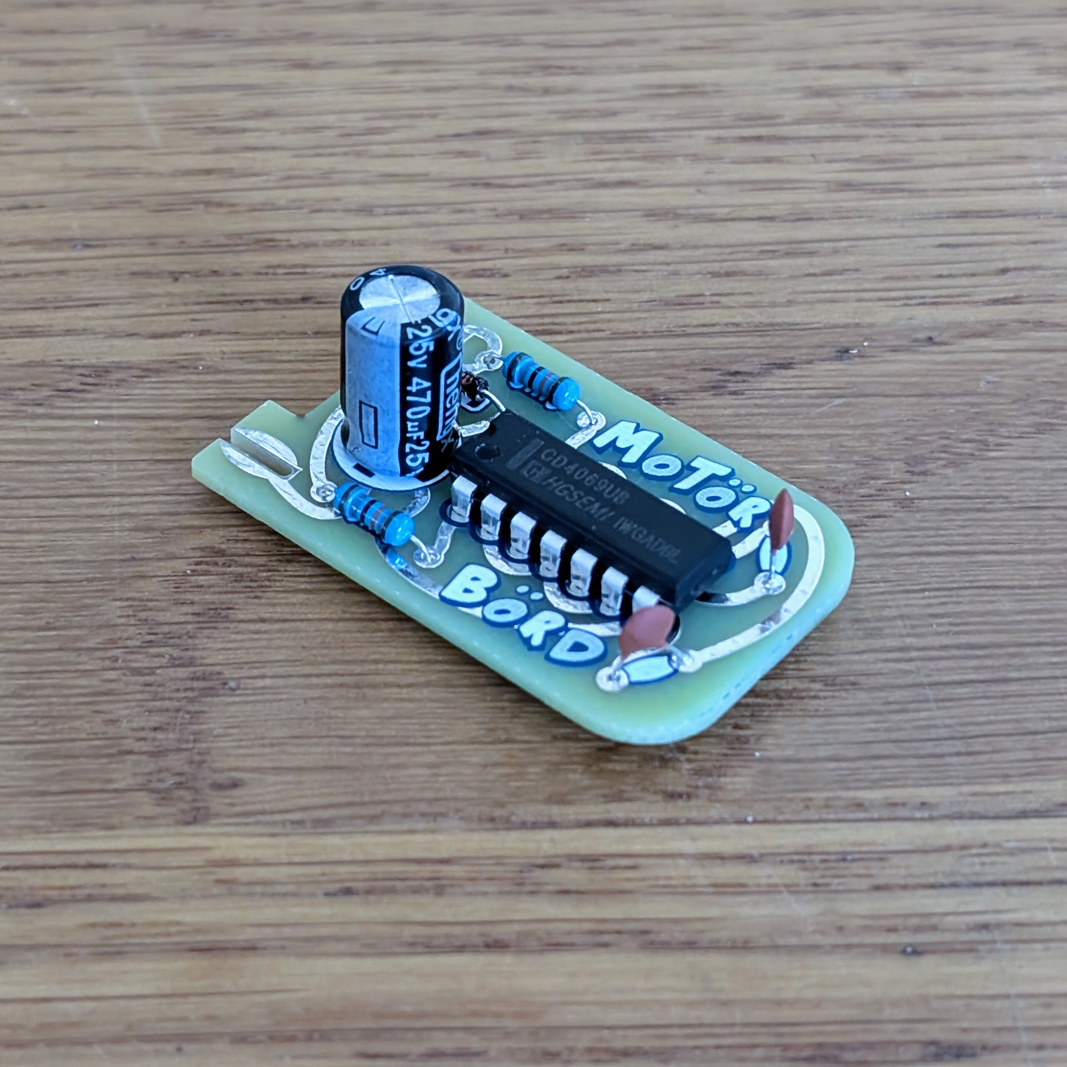  Motoerboerd – underside of the circuit board with soldered pins and components