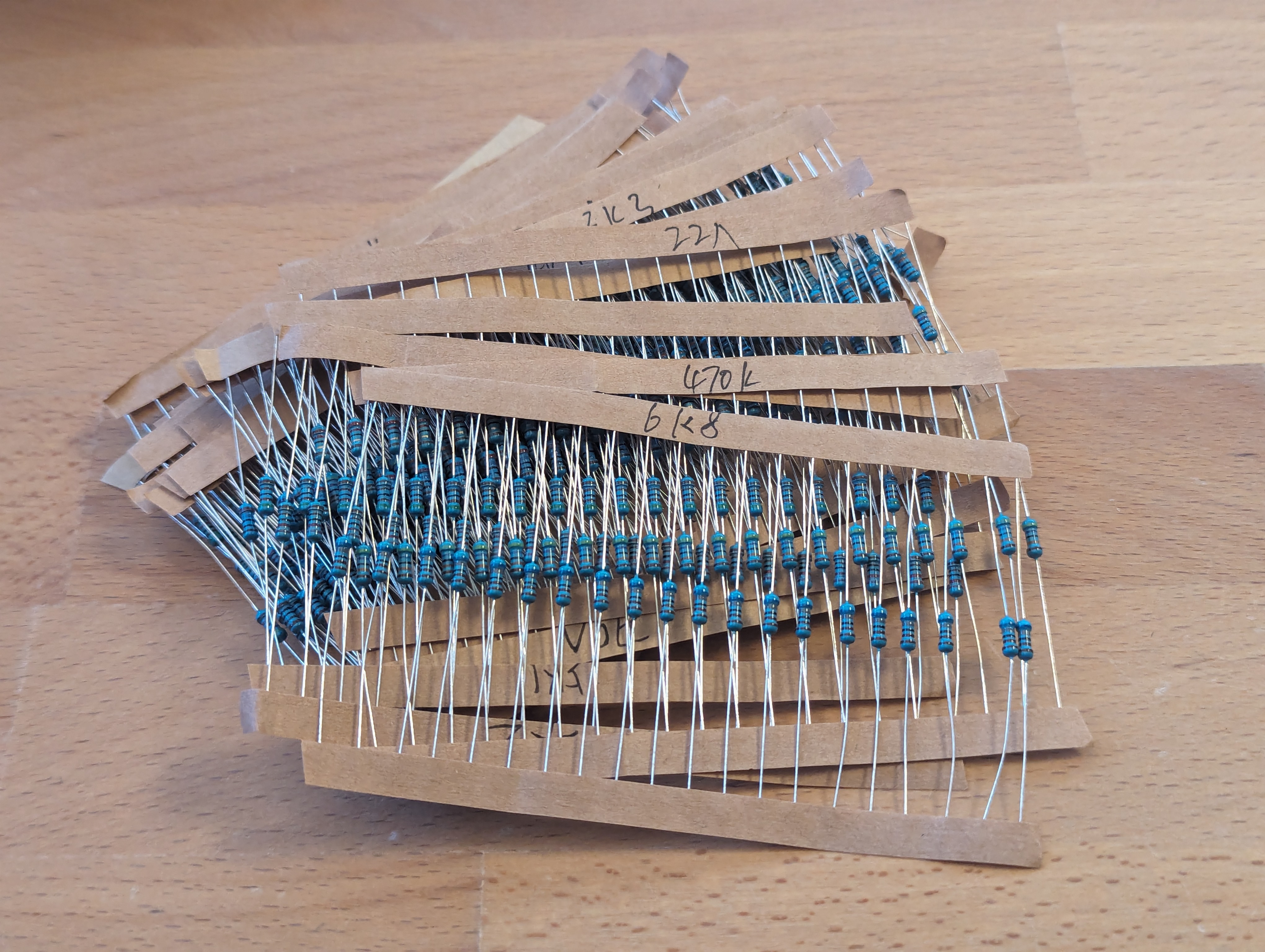 Resistor assortment 0.25W metal layer - 600 pieces with 30 different values Resistor assortment 0.25W metal layer - 600 pieces with 30 different values