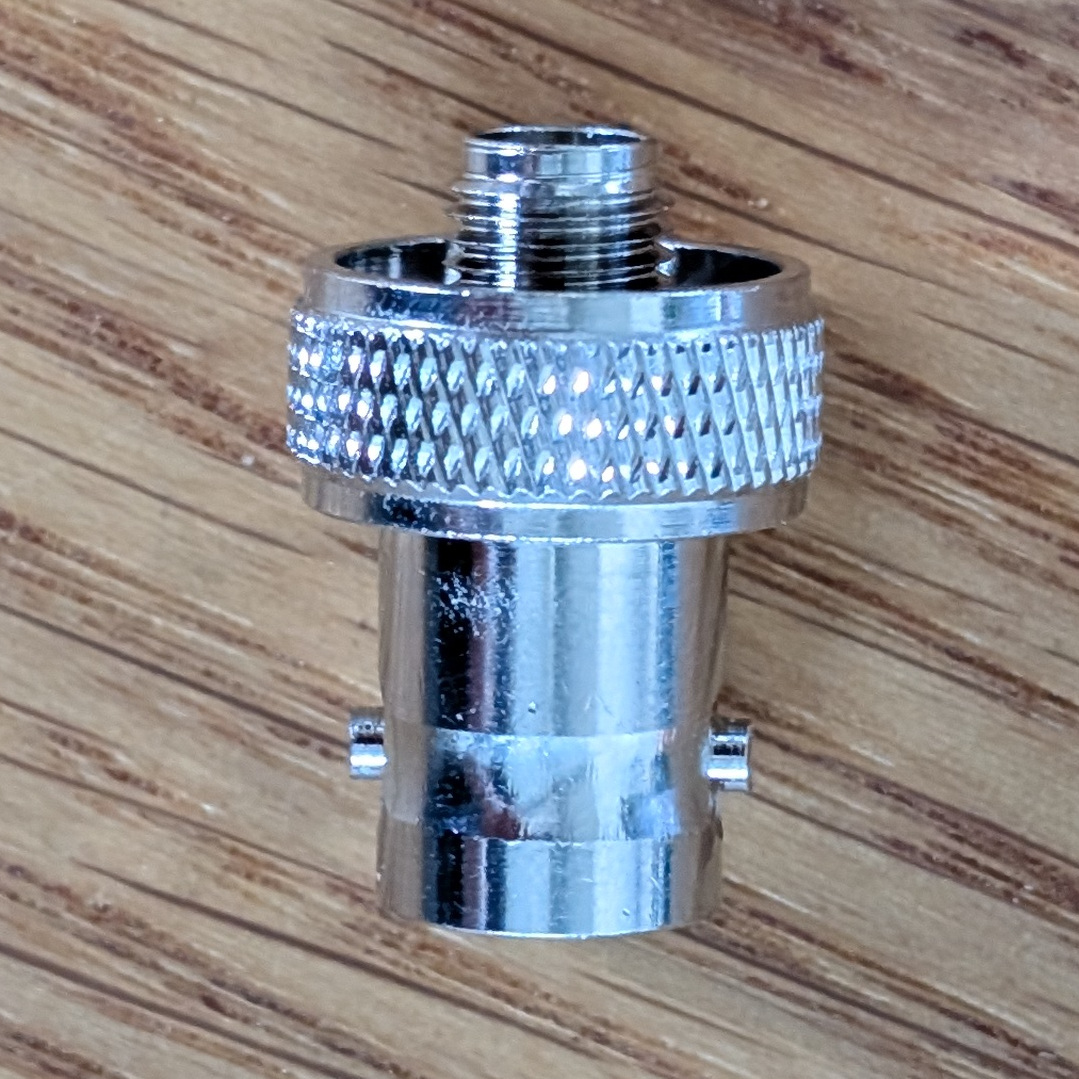 BNC auf SMA Koaxialadapter – Seitenansicht Koaxialadapter BNC Female auf SMA Female – seitliche Gesamtansicht