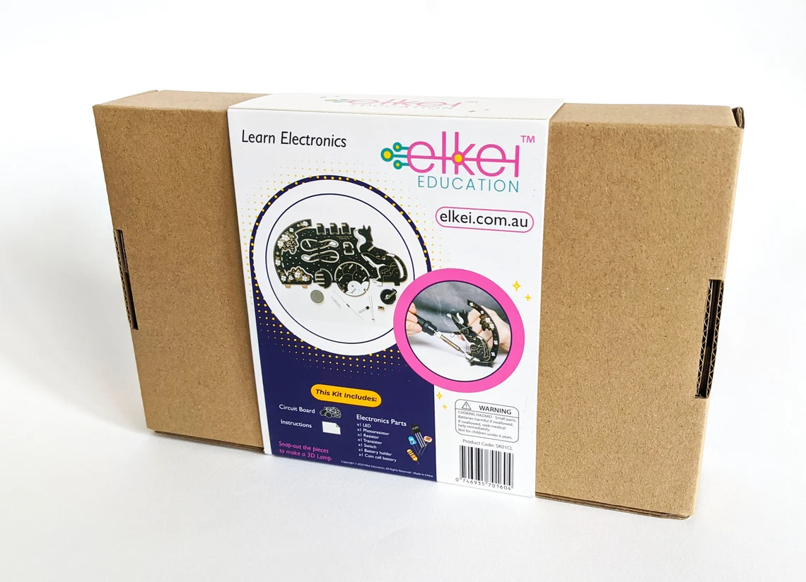 Cat Lamp Soldering Kit Verpackung eines Lötbausatzes „Cat Lamp“ mit Produktfoto, Kindern beim Löten und Werkzeug-Icons; ab 8 Jahren geeignet.