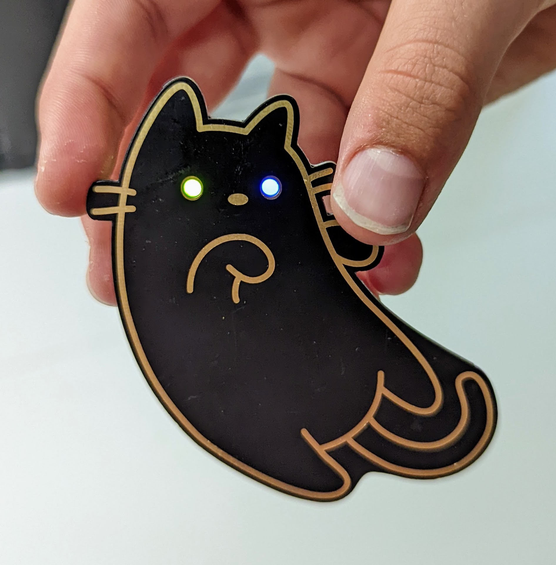 Katie the Cat Bausatz – Vorderansicht mit grün und blau leuchtenden Augen (zweite Aufnahme)