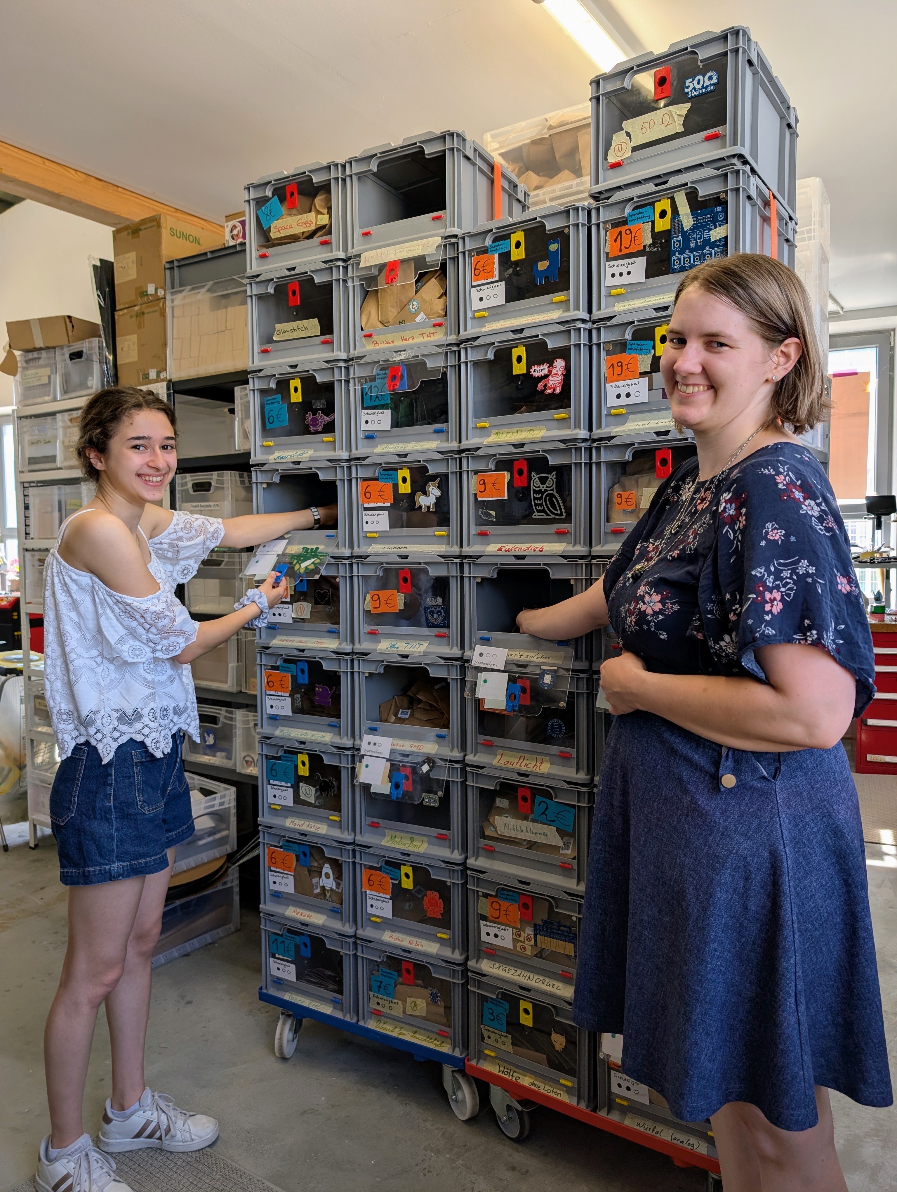 Lena und Lilo beim Versand bei blinkyparts Lena und Lilo vor den Bausatzkisten beim Versand bei blinkyparts