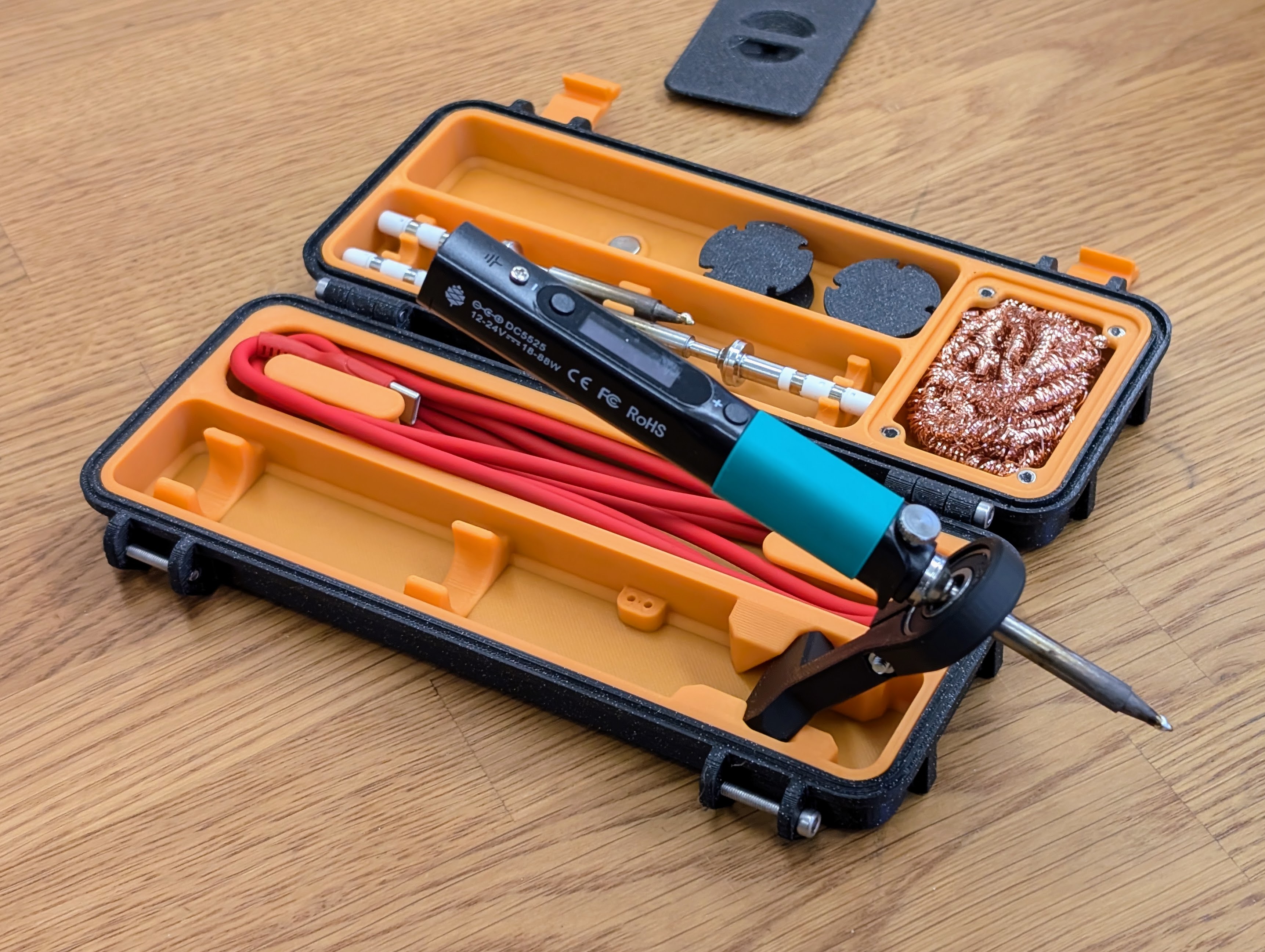 Pinecil Case Kit Equipped with soldering iron holder The Pinecil Case fully equipped with soldering iron in soldering iron holder