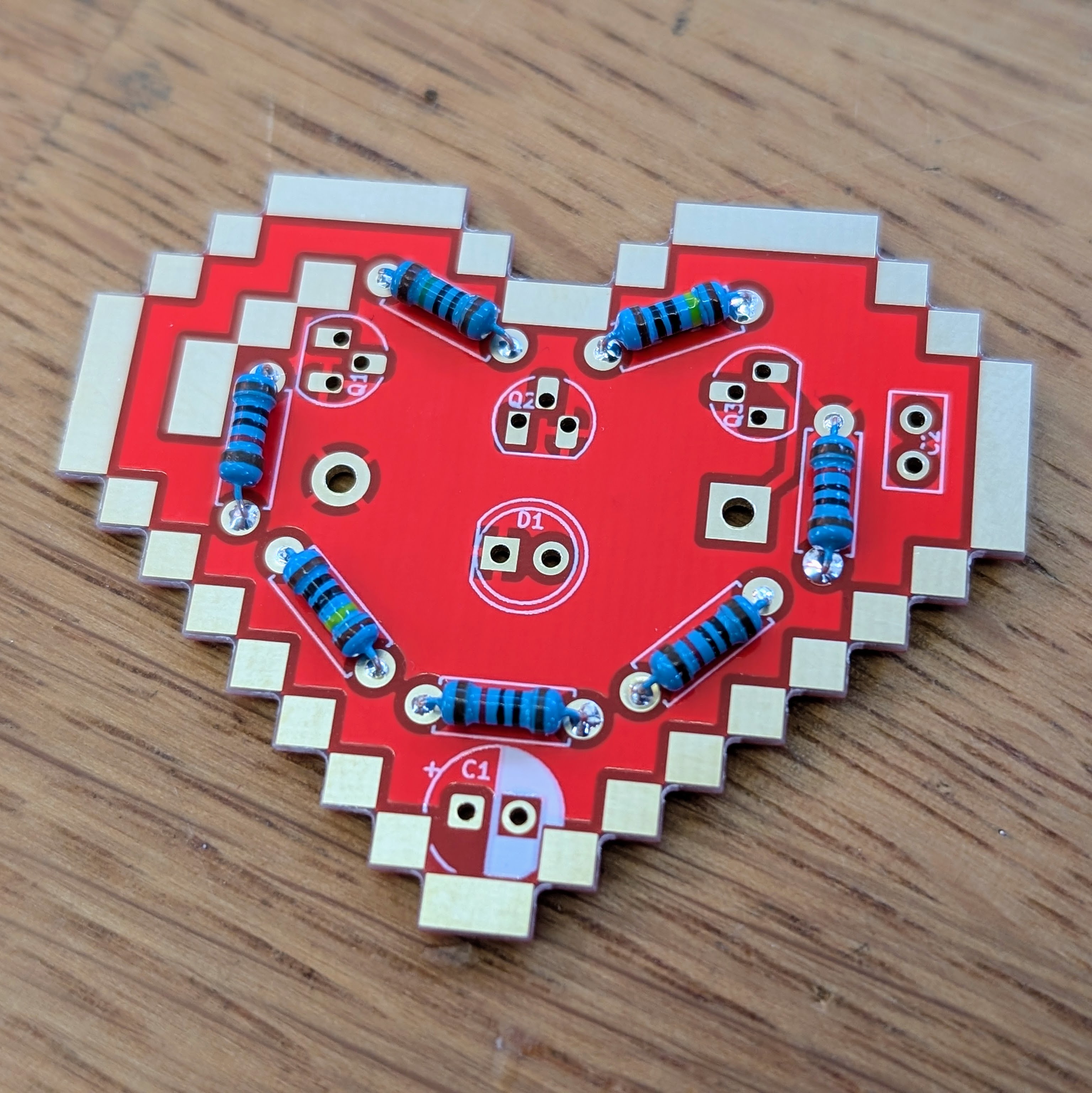 Herzförmige Heartbeat-Platine mit montierten Widerständen – Lötfortschritt beim LED-Puls-Bausatz
