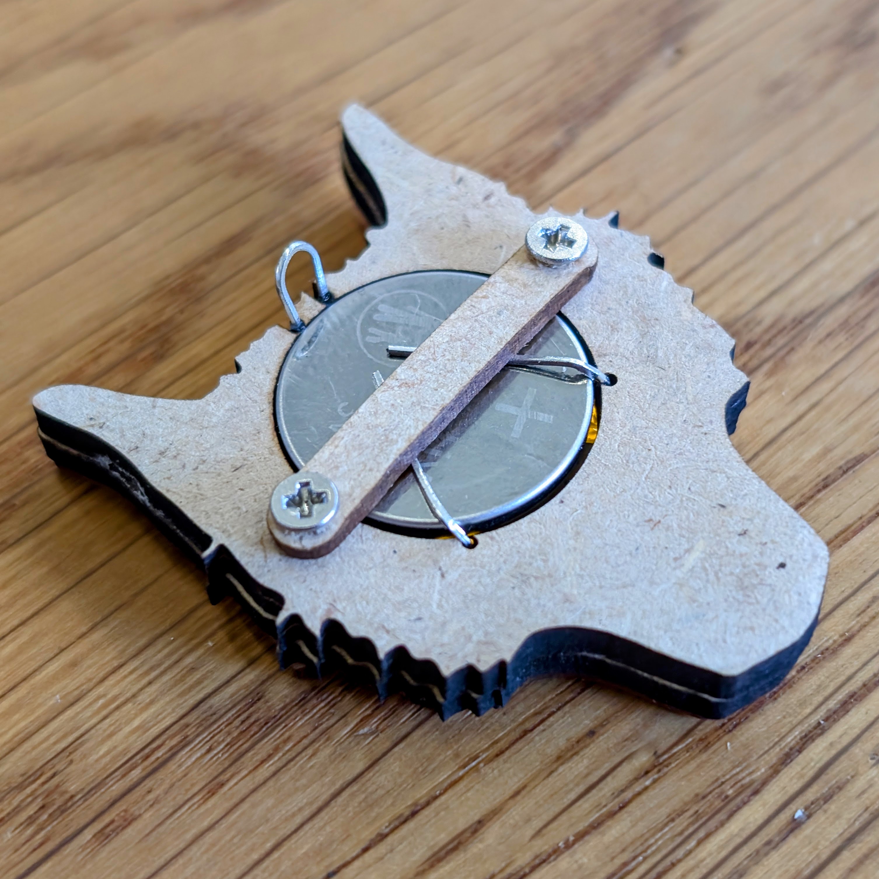 LED-Wolf Bausatz – schräg liegende Rückansicht des zusammengesetzten Holzmodells