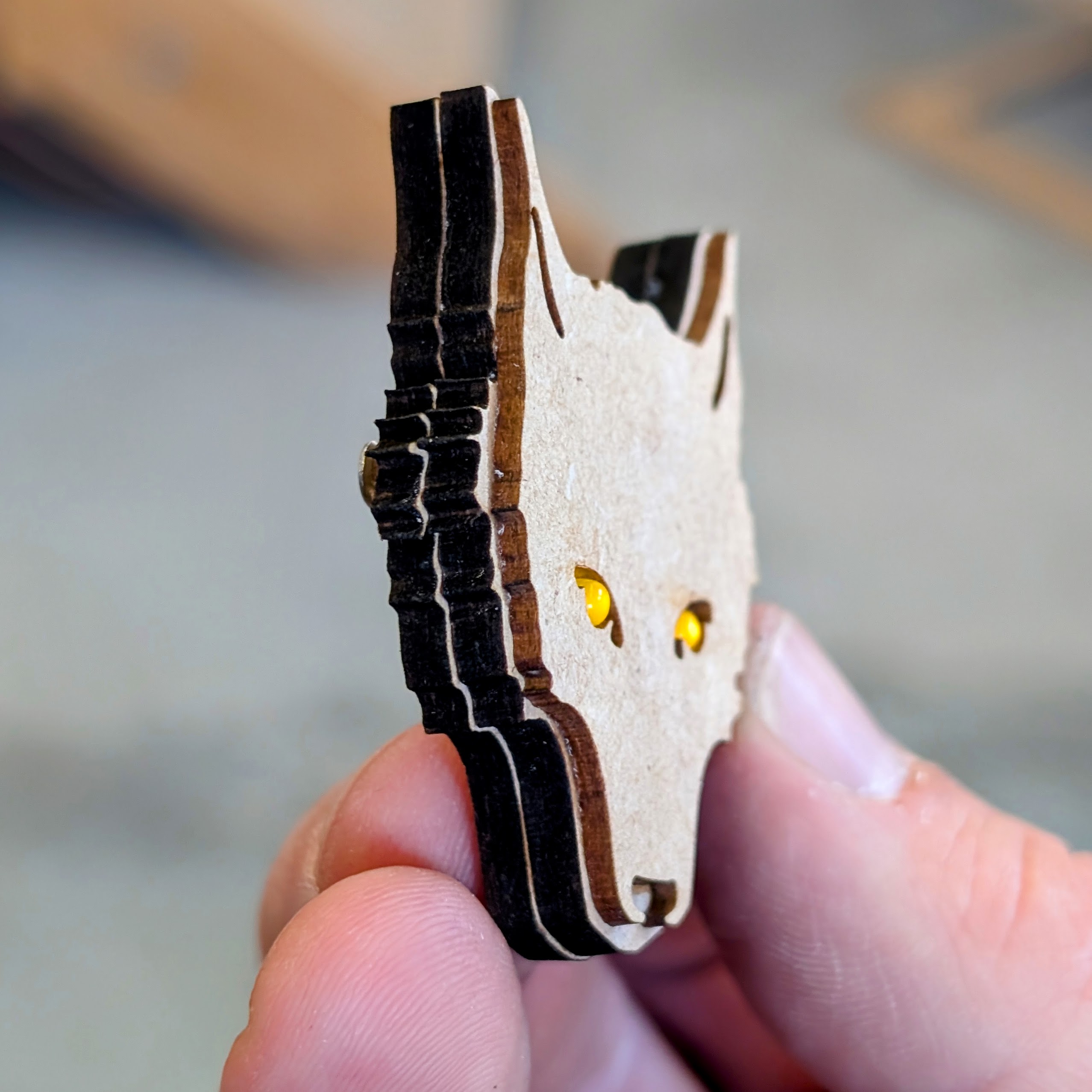 LED-Wolf Bausatz – schräge Seitenansicht des zusammengesetzten Holzmodells