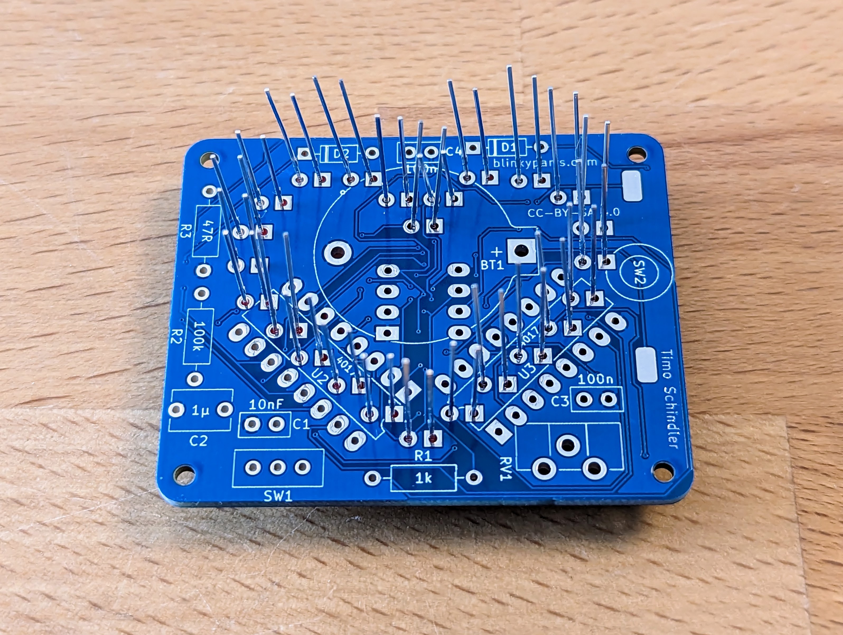 Herz THT – Rückansicht (bereit zum Verlöten der LEDs) Herz THT Bausatz – Rückansicht, bereit zum Verlöten der LEDs