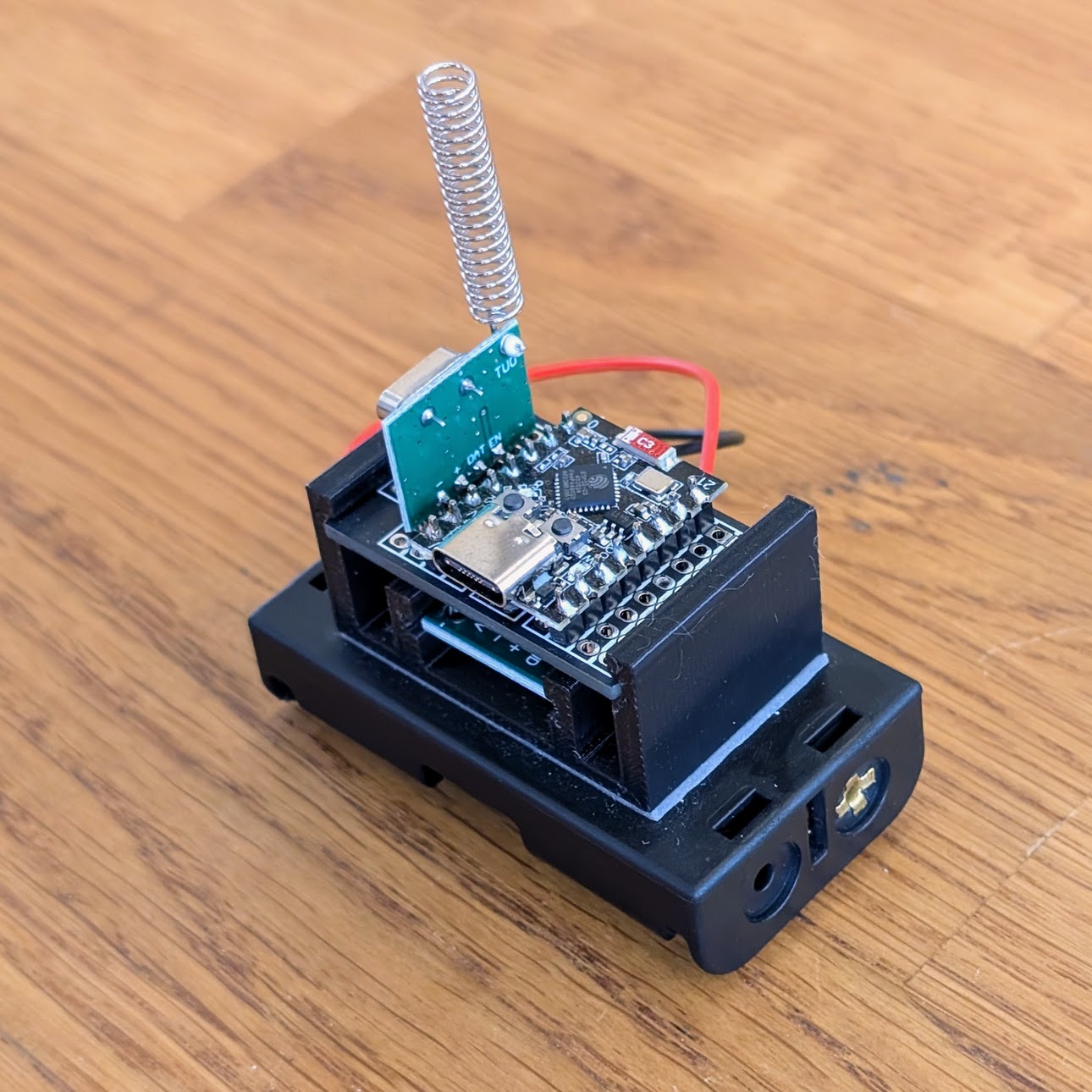 Der vollständig zusammengebaute Draussenfuchs Senderbausatz mit Batteriepack