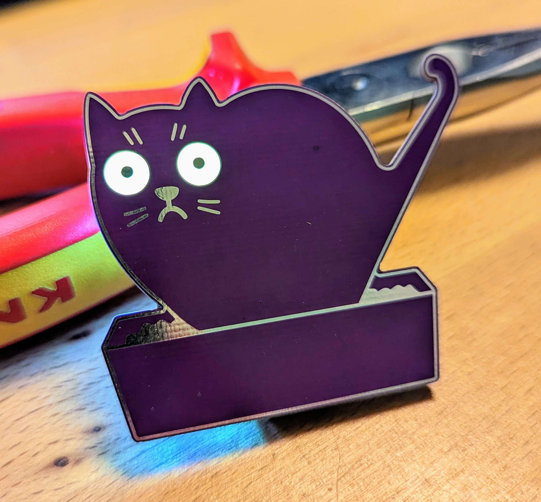 Der Lötbausatz poopingCat von vorne mit leuchtenden LED-Augen