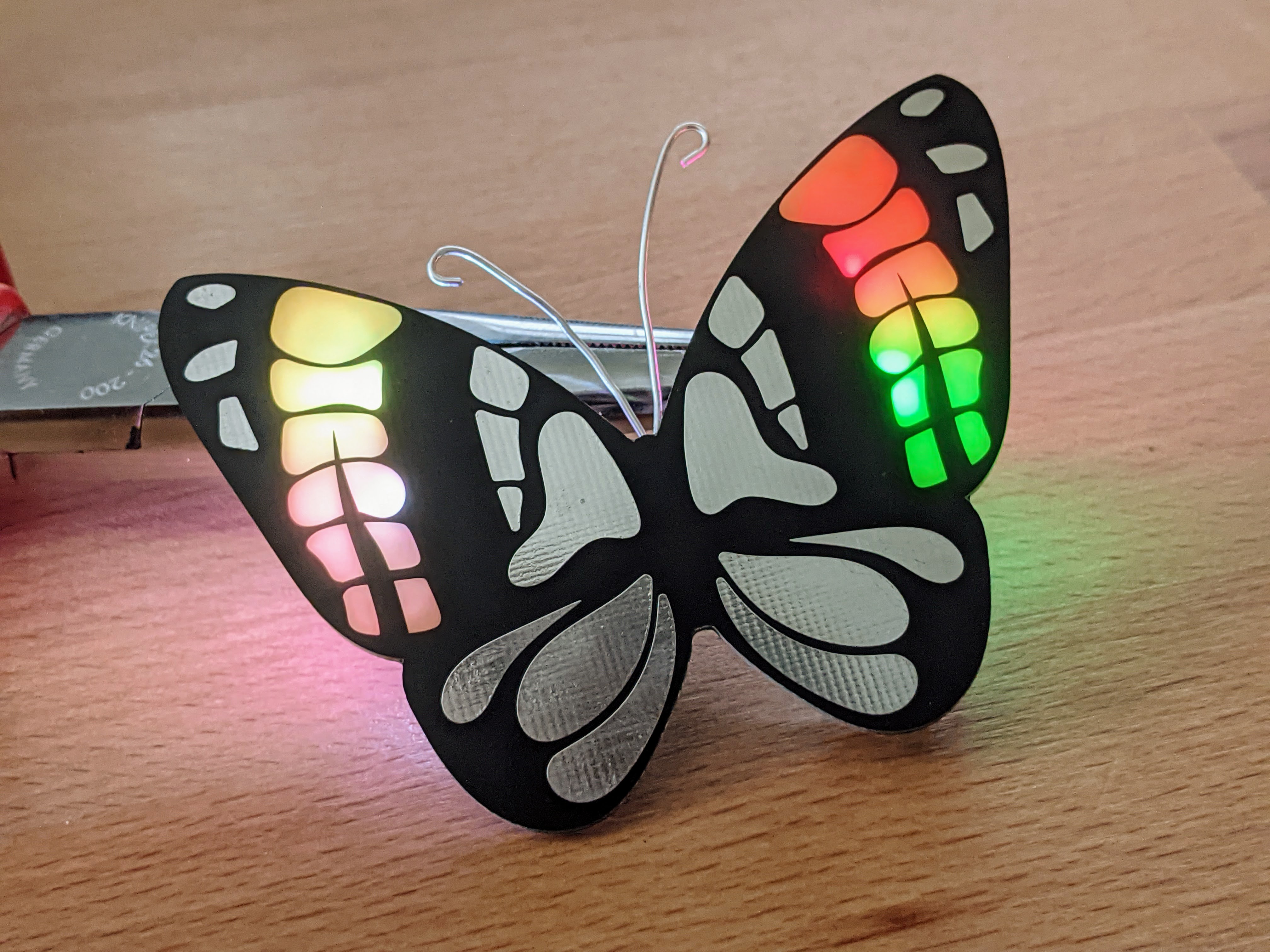 LED-Schmetterling – Vorderansicht mit grün-roter Beleuchtung