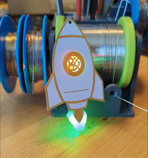 Frontansicht der fertigen Rakete mit leuchtenden regenbogenfarbenen LEDs als animiertes GIF