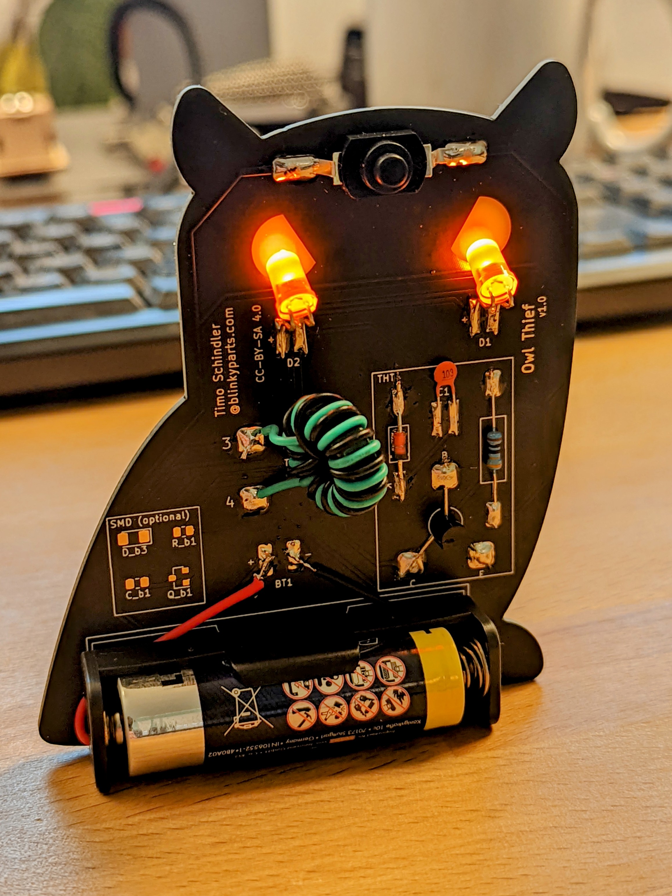 OwlThief Eule mit leuchtenden Augen, stehend von hinten