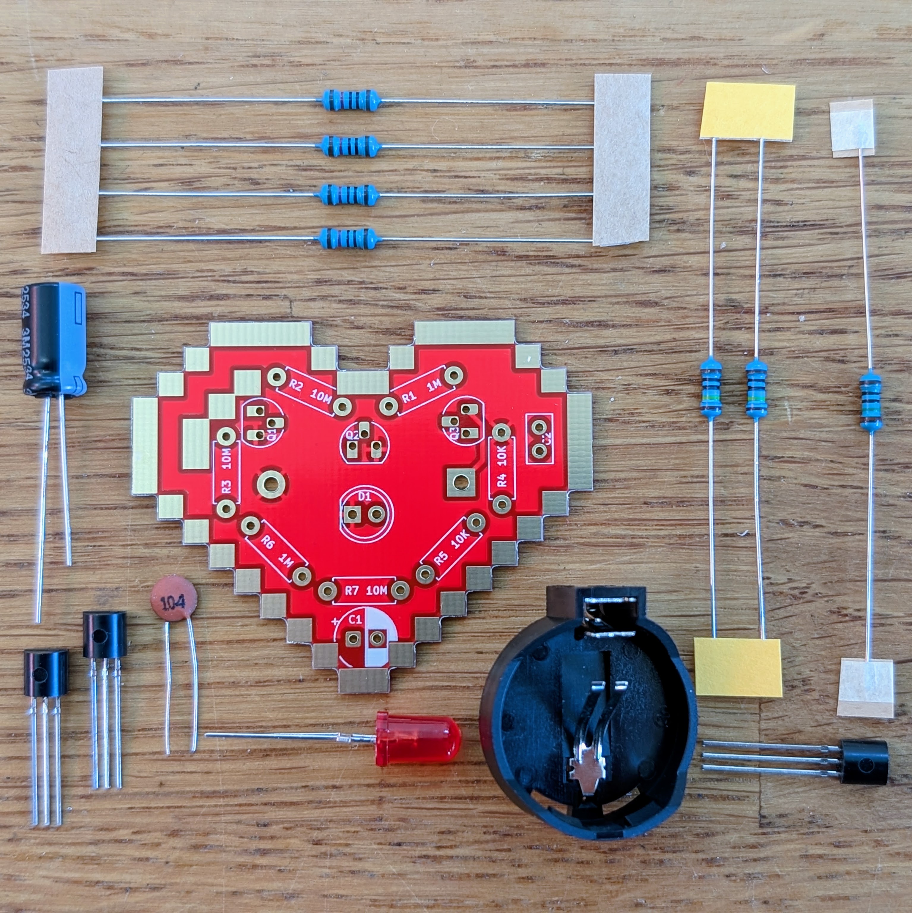 Heartbeat Lötbausatz Inhalt: Herzförmige PCB-Platine, LED, Widerstände, Kondensatoren, Transistoren und weiteres Zubehör für den Selbstbau