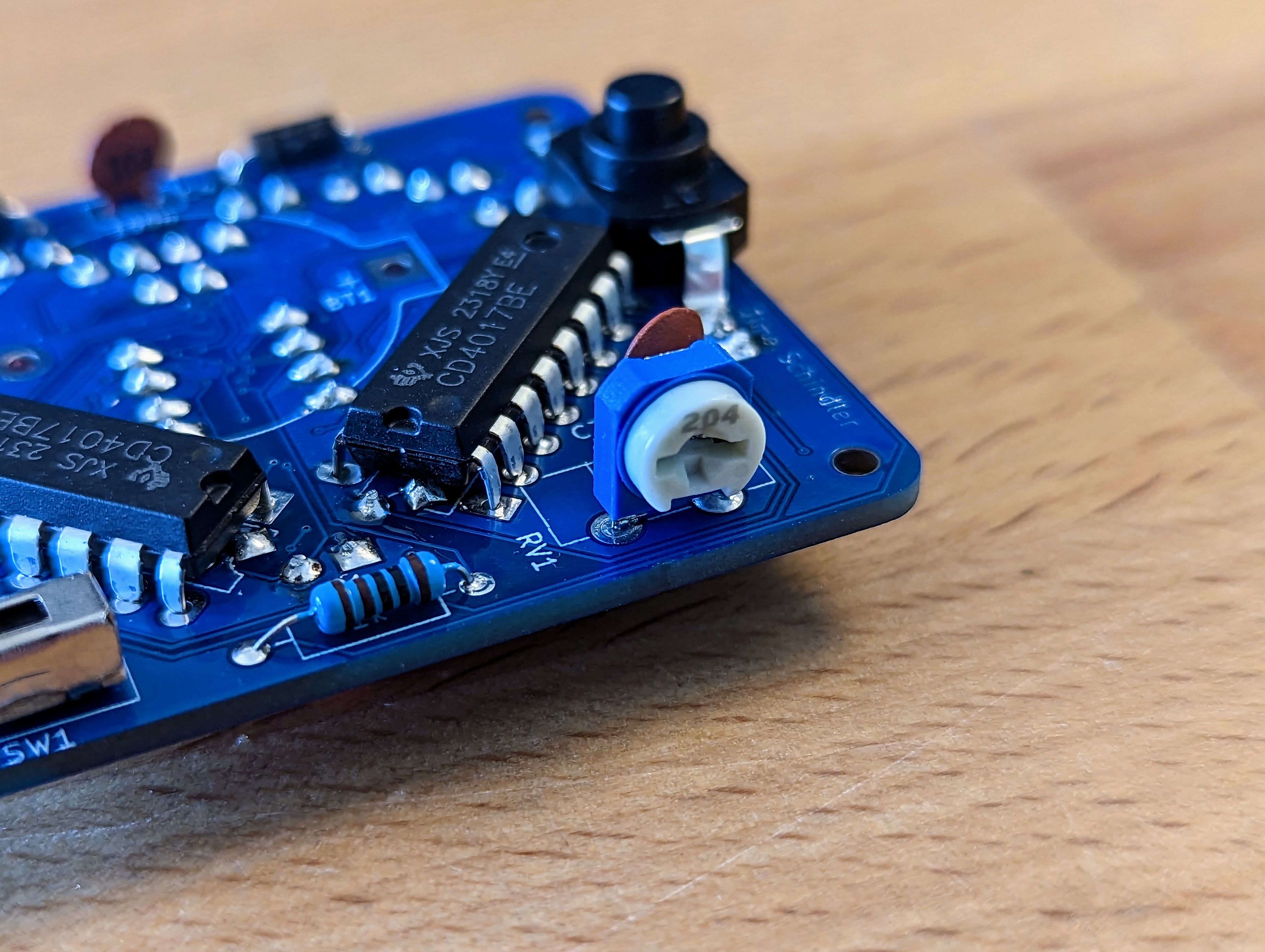 Herz THT Bausatz – teilweise vorgelötete Platine in Rückansicht