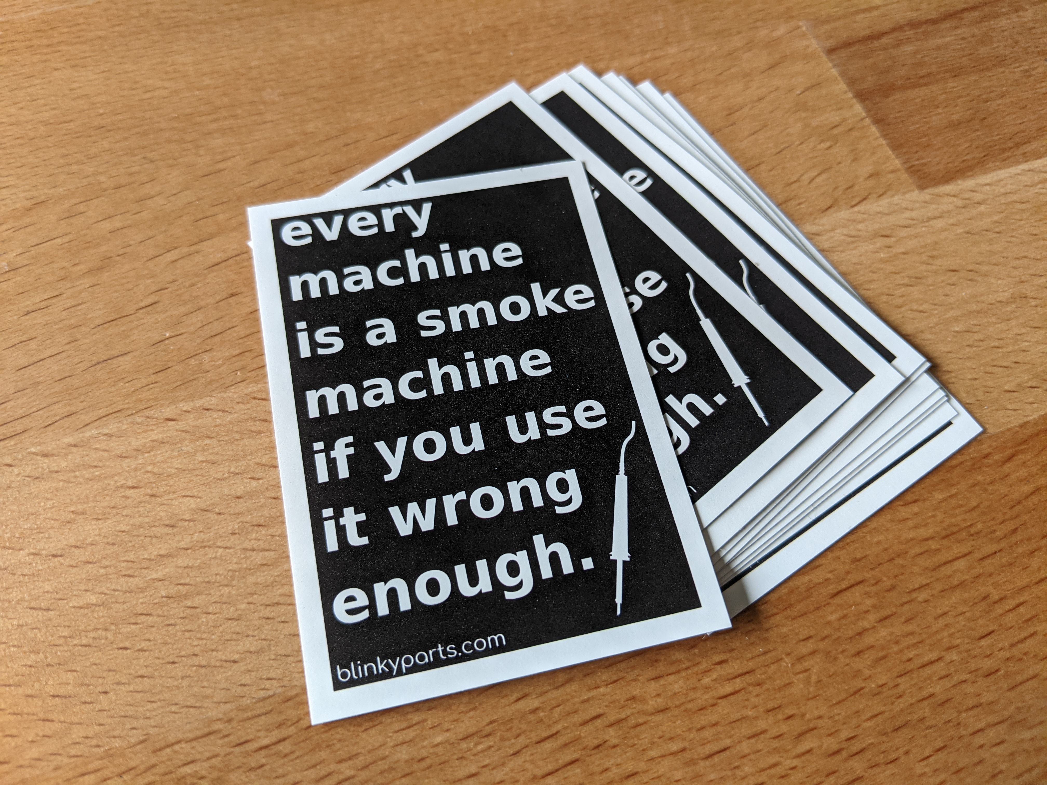 Einige der Sticker Smoke Machine liegen auf dem Tisch