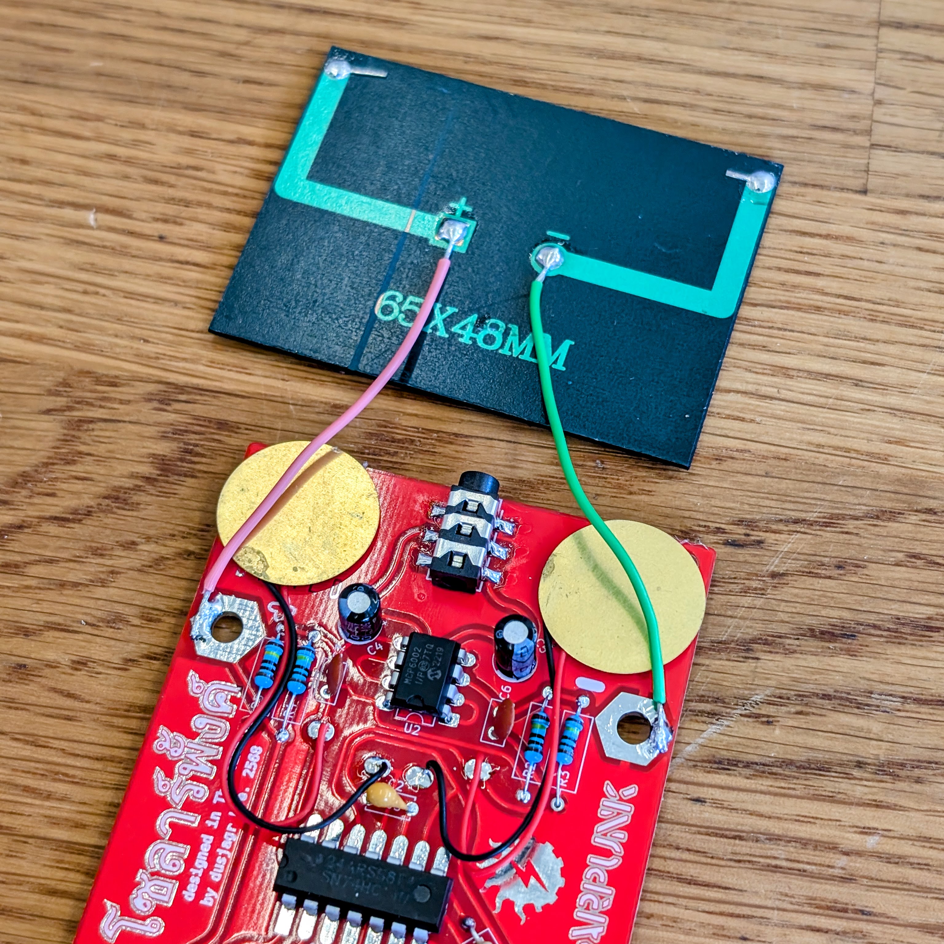 Solarpunk DIY Synthesizer Bausatz mit Detailaufnahme von der Solarzelle