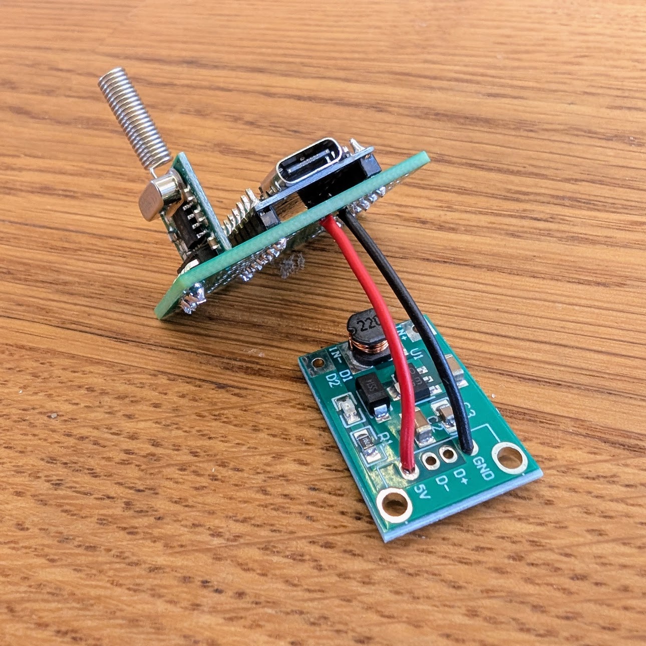 draussenfuchs sender bausatz 433Mhz Eine Detailaufnahme vom Draussenfuchs Sender mit ESP32 Sendemodul und Step-UP-Modul