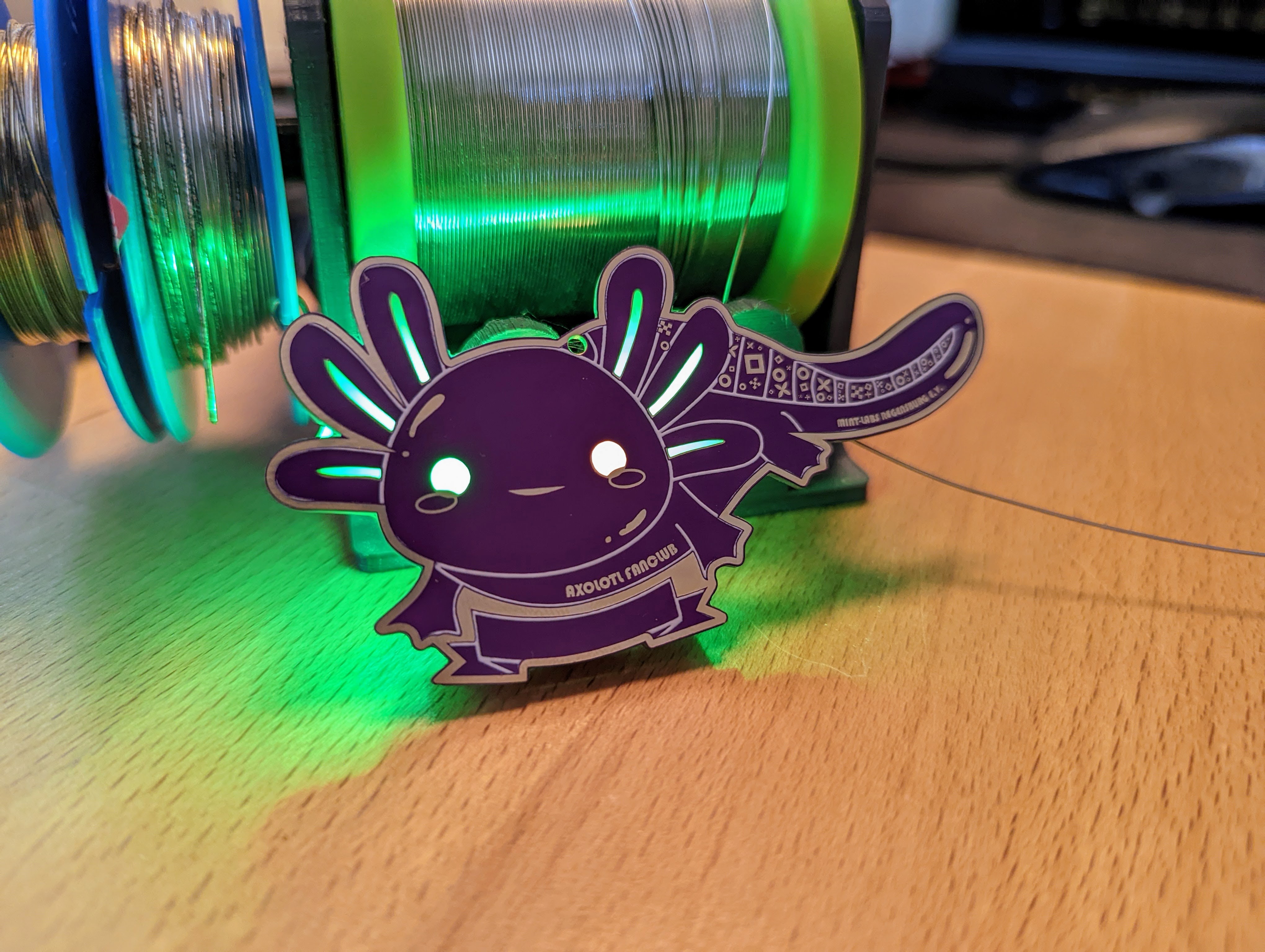 Axolotl  Bausatz – Vorderansicht mit grün leuchtenden LEDs