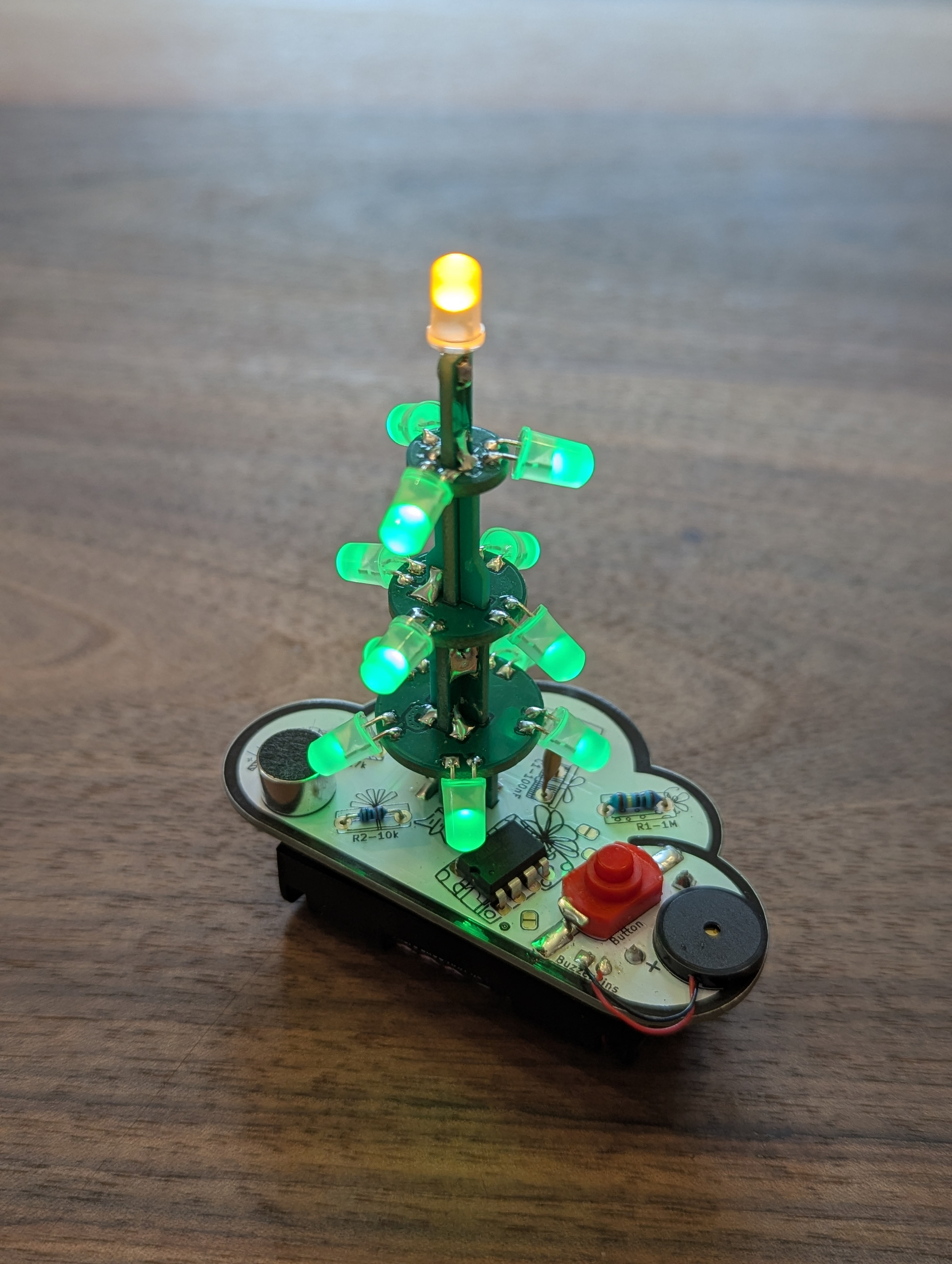 Der Aufgebaute Weihnachtsbaum Lötbausatz blinketree mit allen leuchtenden LEDs