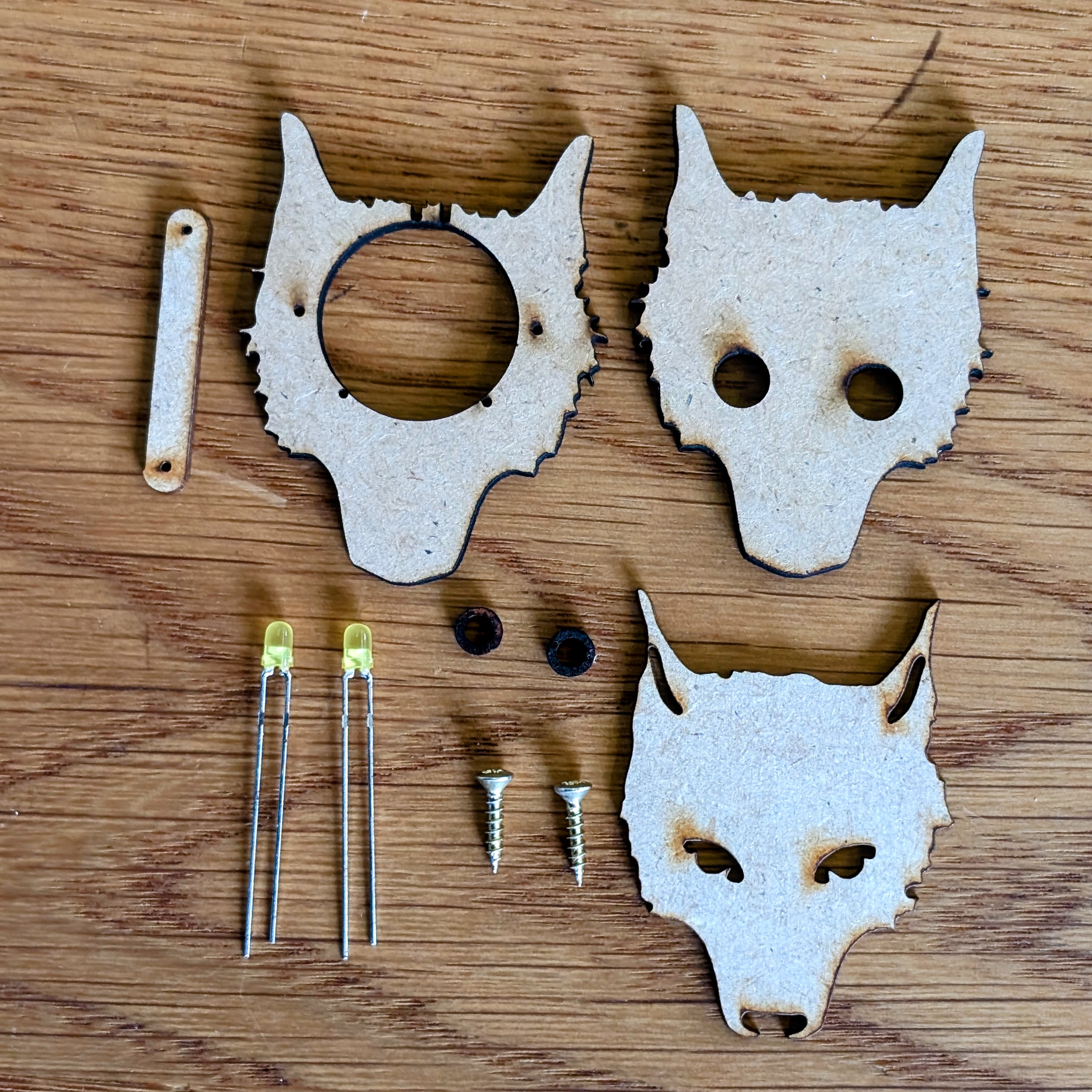 LED-Wolf Bausatz – alle lasergeschnittenen Holzteile und elektronische Komponenten im Überblick