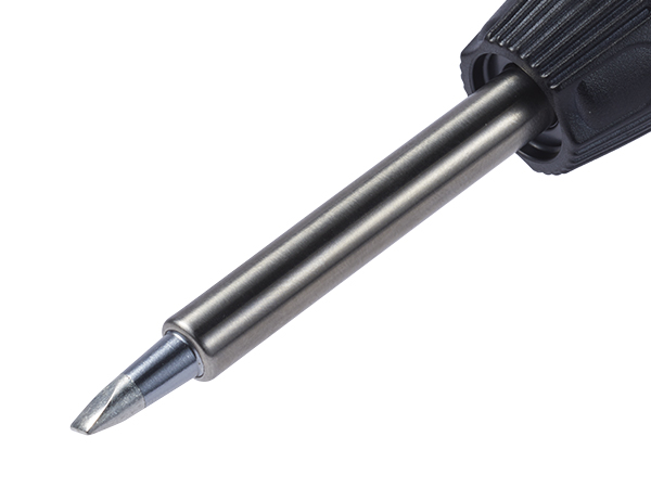 Hakko T18-D24 Meißelspitze montiert auf Hakko Lötkolben im Profilansicht