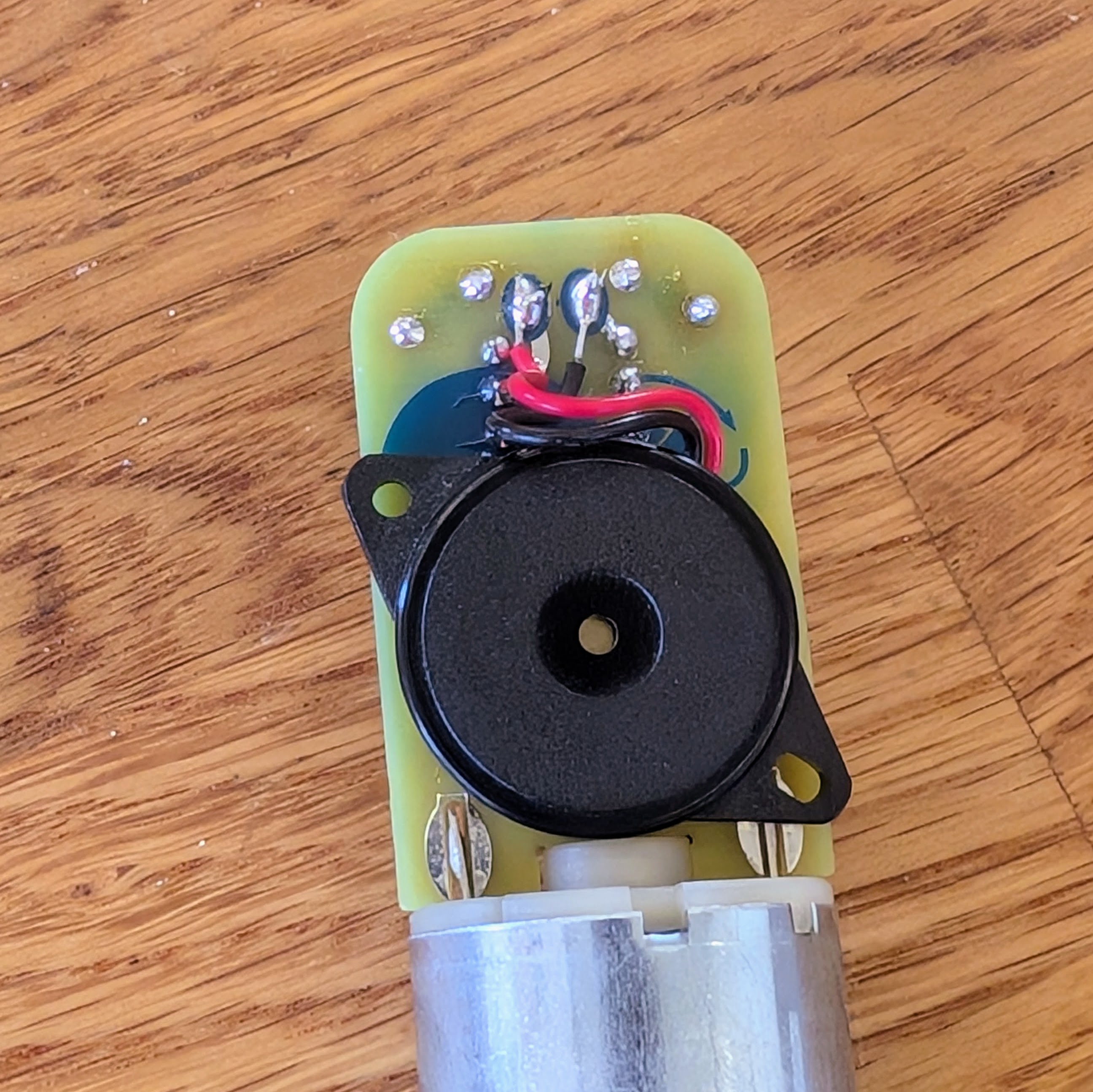  Motoerboerd – soldered speaker on the circuit board (detail view)
