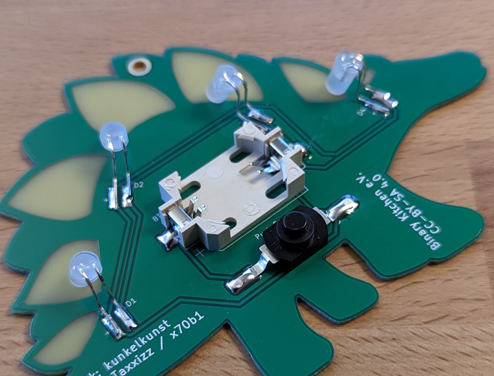 Dino Bausatz – Rückansicht der vollständig verlöteten Platine