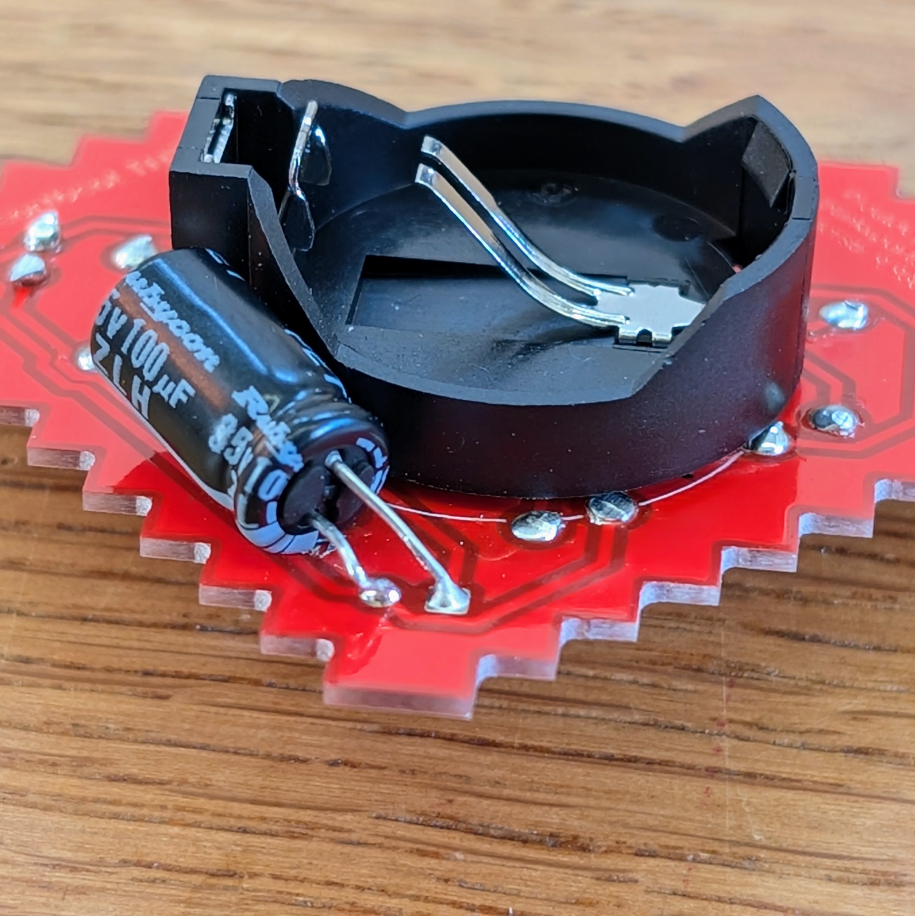 Detail der Rückseite der Heartbeat-Platine – Lötstellen und Bauteile der stromsparenden Puls-Schaltung