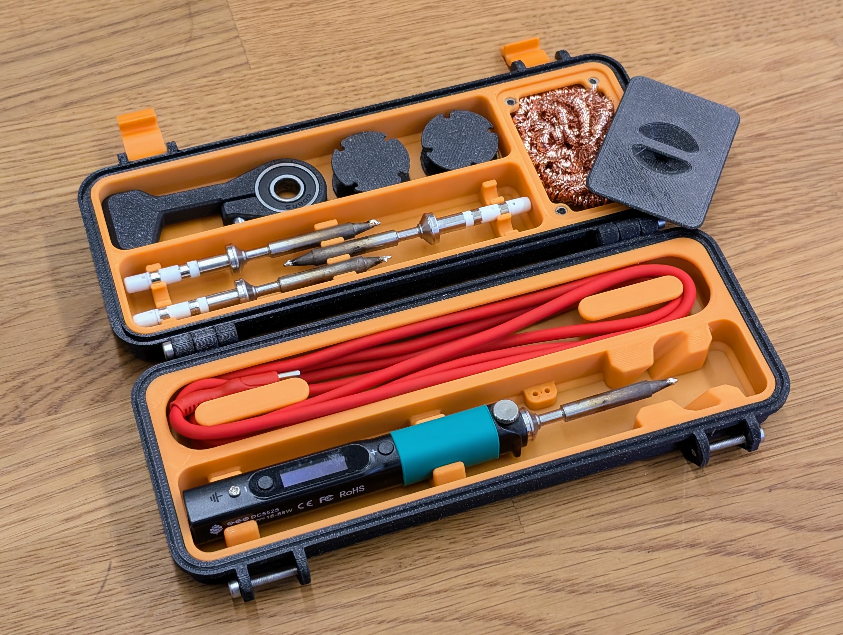 Pinecil Case kit fully equipped The Pinecil Case fully equipped with soldering iron and tips