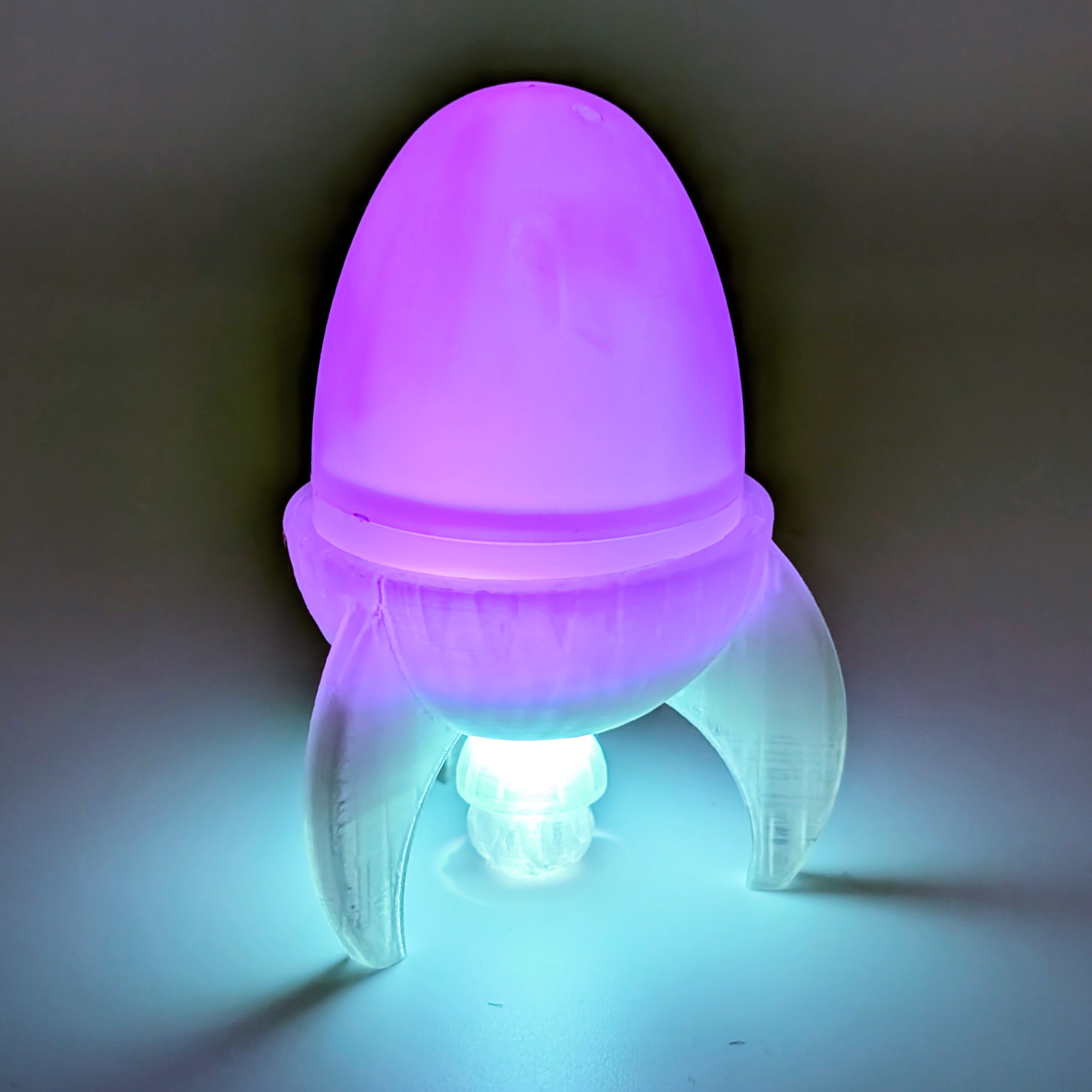 Space Eggs – Leuchtender Lötbausatz mit 3D-gedrucktem Raketen-Eierbecher Space Eggs – Leuchtender Lötbausatz mit 3D-gedrucktem Raketen-Eierbecher