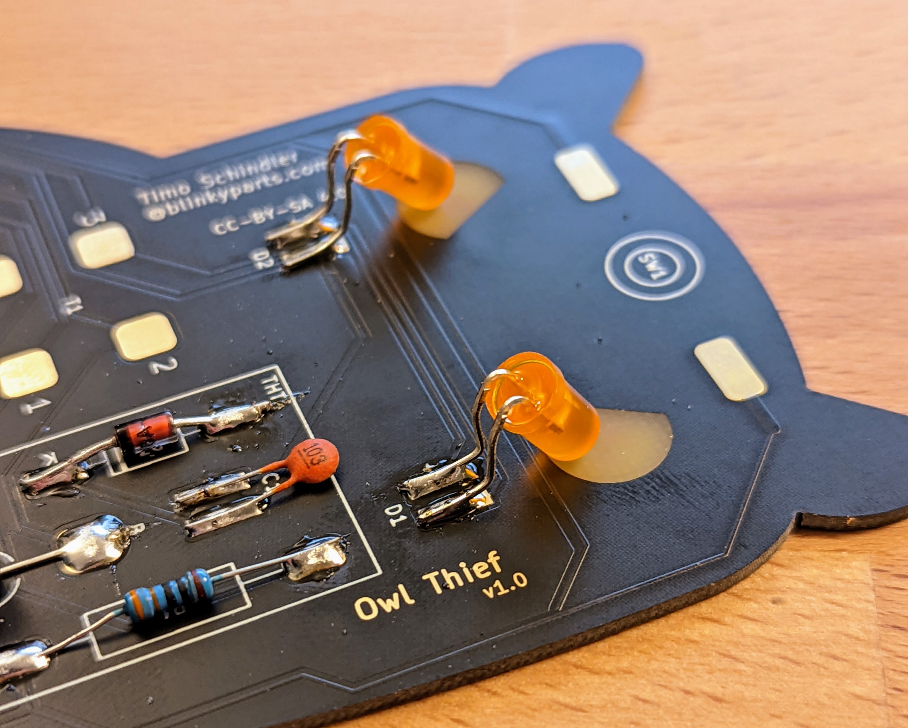 Rückseite der OwlThief-Platine mit sichtbaren LEDs