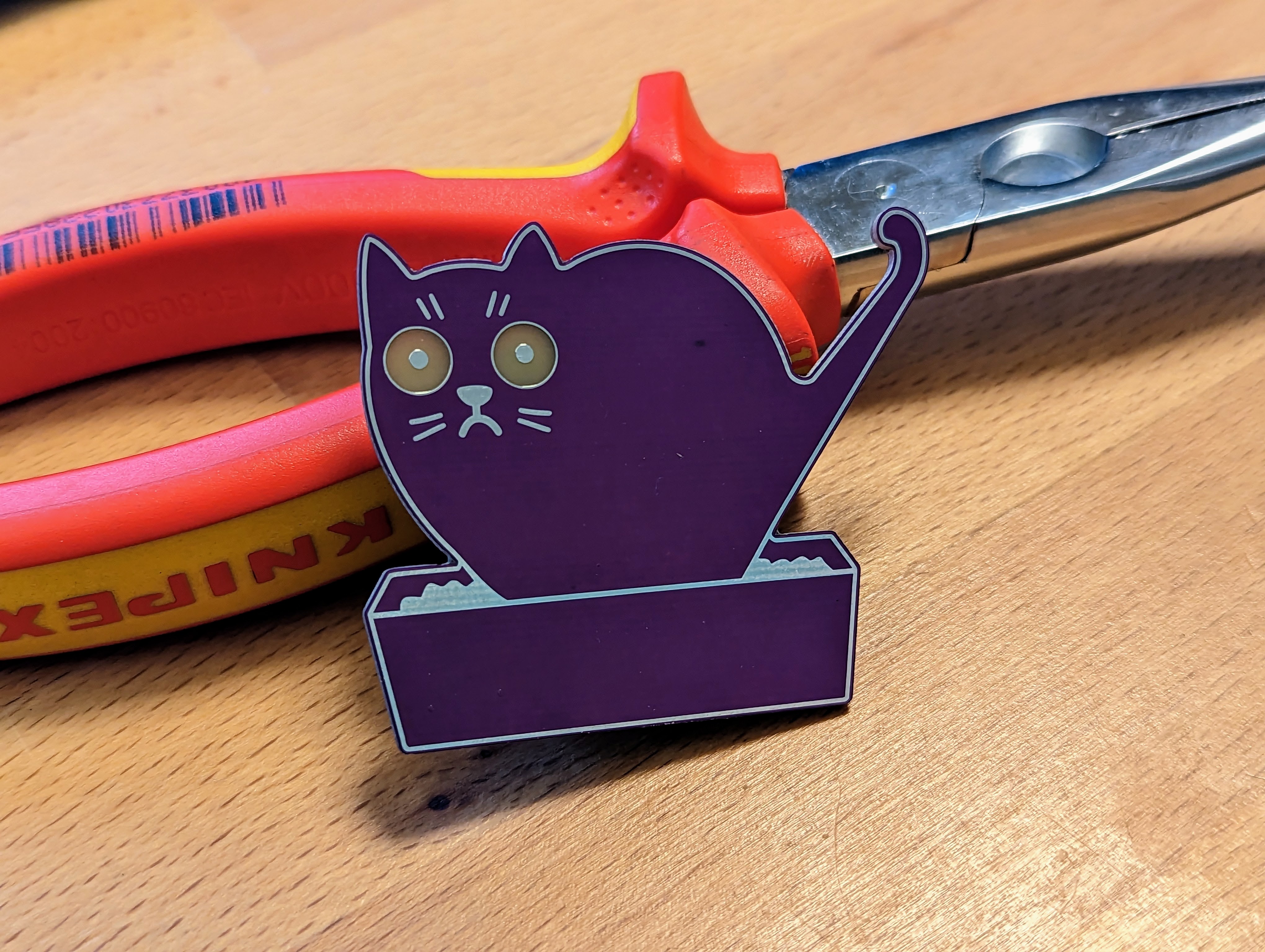 Der Lötbausatz poopingCat von vorne mit deaktivierten LEDs