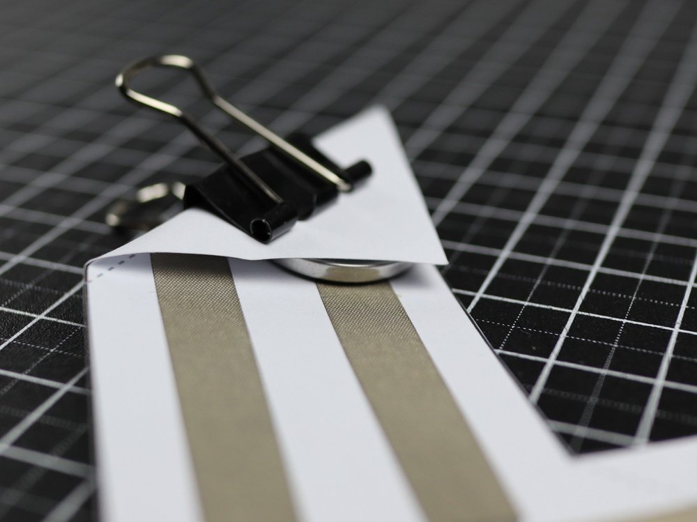 Detailansicht des Batteriehalters aus einem einfachen Büroklammer mit leitfähigem Klebeband