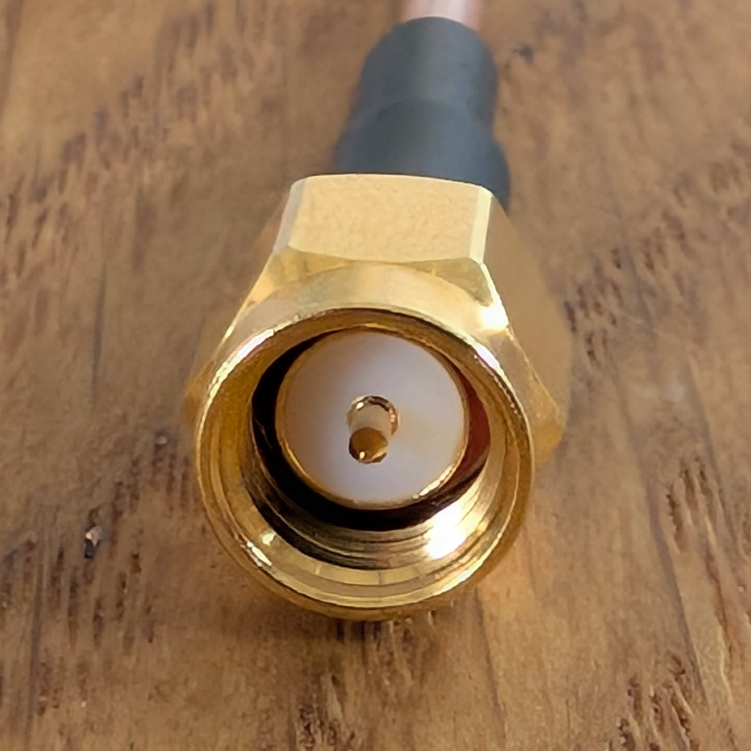  Coaxial cable with SMA male connector – close-up view of the connector type