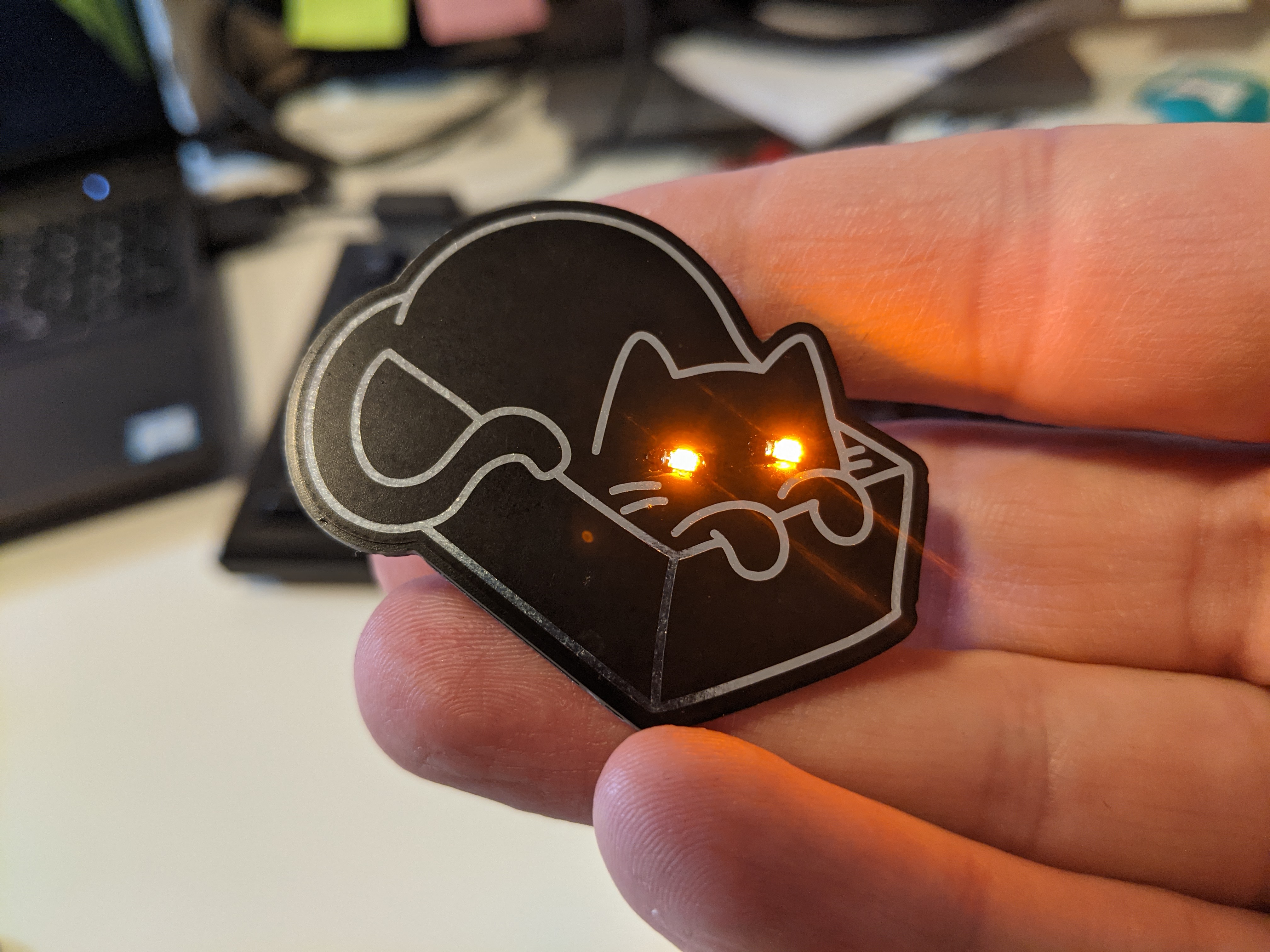 Cat in the Box – orange glowing eyes (front view) Cat in the Box kit – front view with orange glowing SMD LED eyes