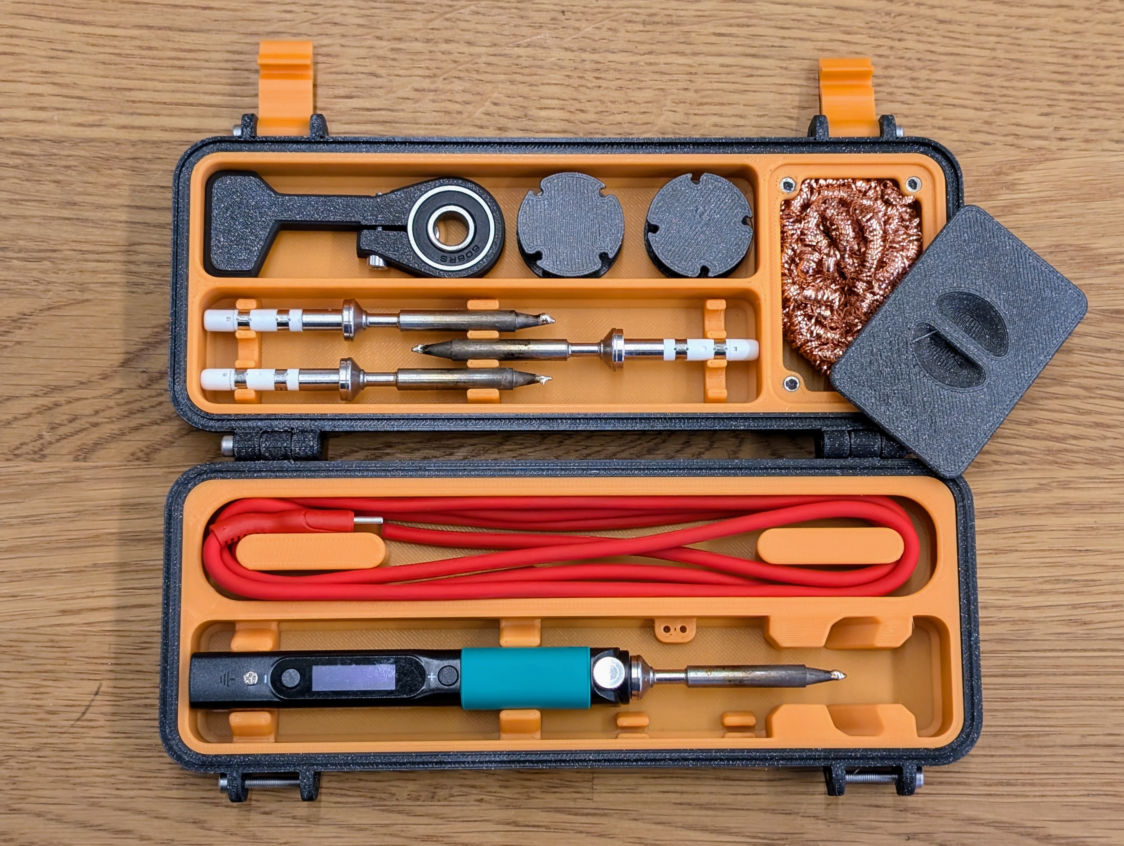 Pinecil Case kit fully equipped The Pinecil Case fully equipped with soldering iron and tips