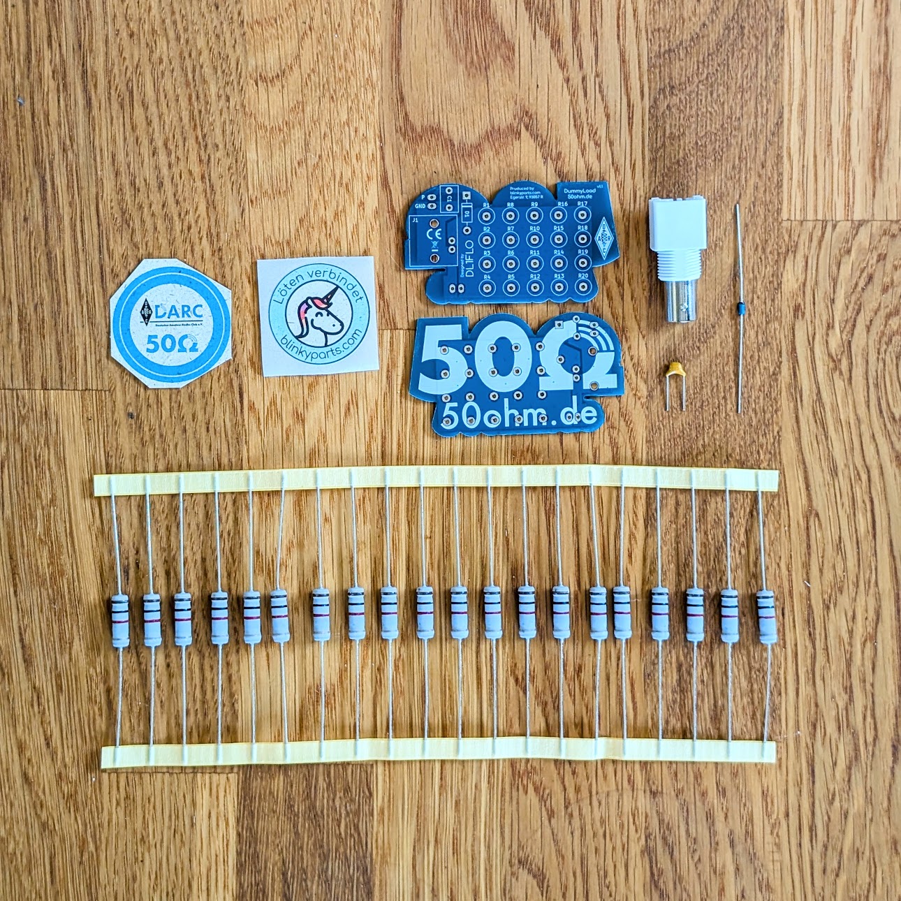 Alle Bauteile der 50 ohm dummy load in der Übersicht