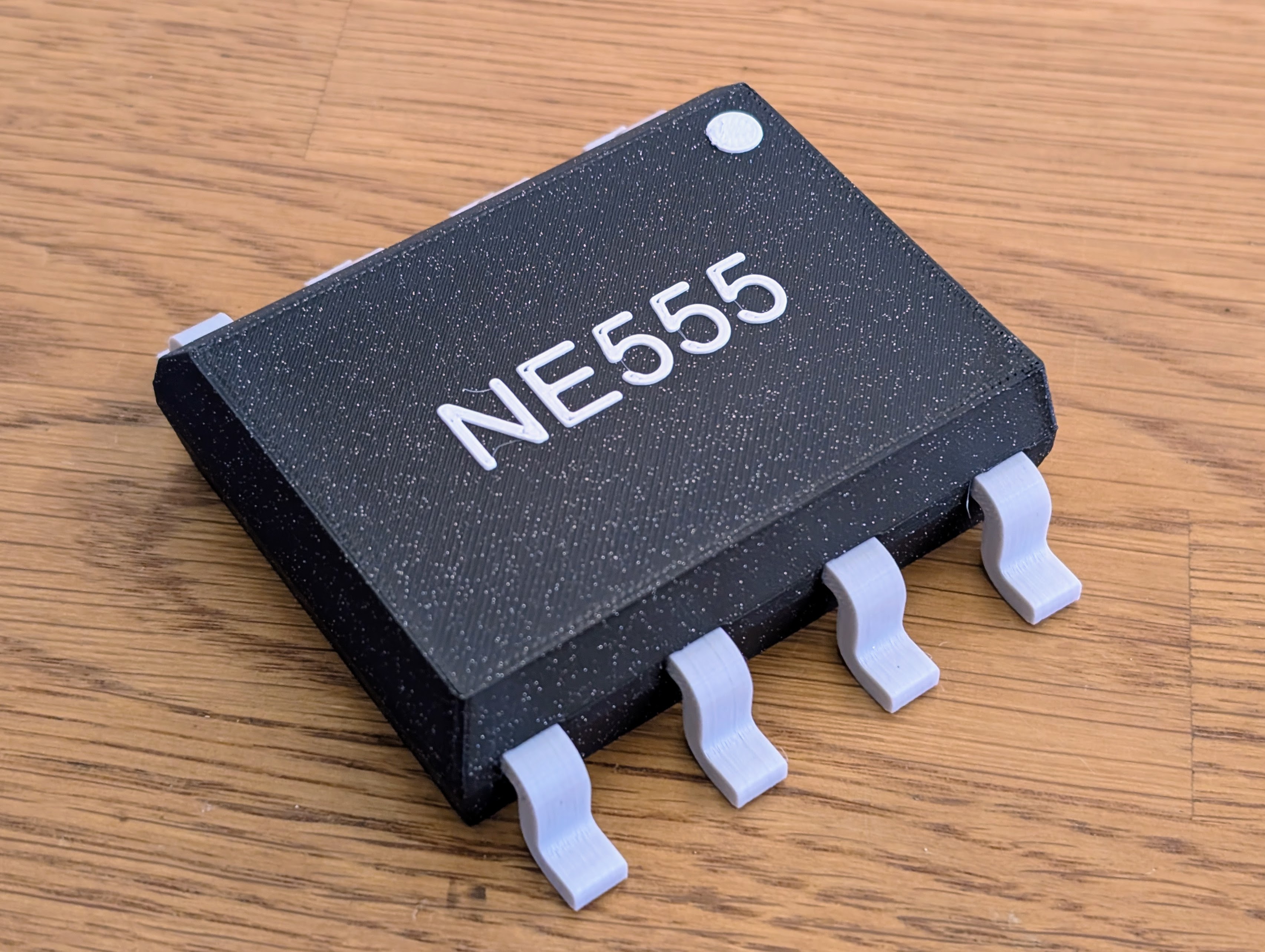NE555 Kühlschrankmagnet – Für echte Nerds & Elektronikfans NE555 Kühlschrankmagnet – Für echte Nerds & Elektronikfans