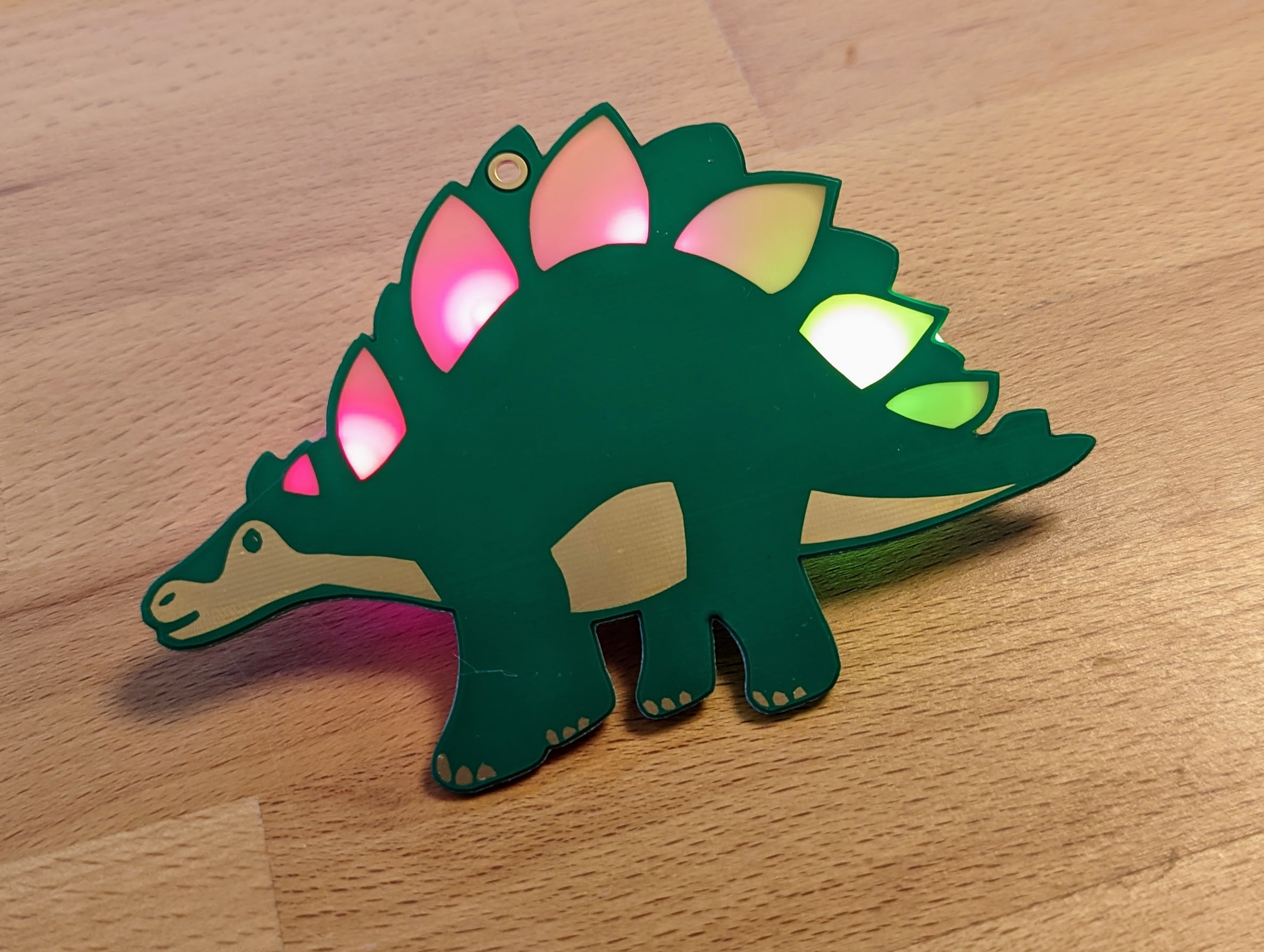 Dino - Aus einer längst vergangenen Zeit leuchtet dieser Lötbausatz in allen Farben des Regenbogens Dino - Aus einer längst vergangenen Zeit leuchtet dieser Lötbausatz in allen Farben des Regenbogens