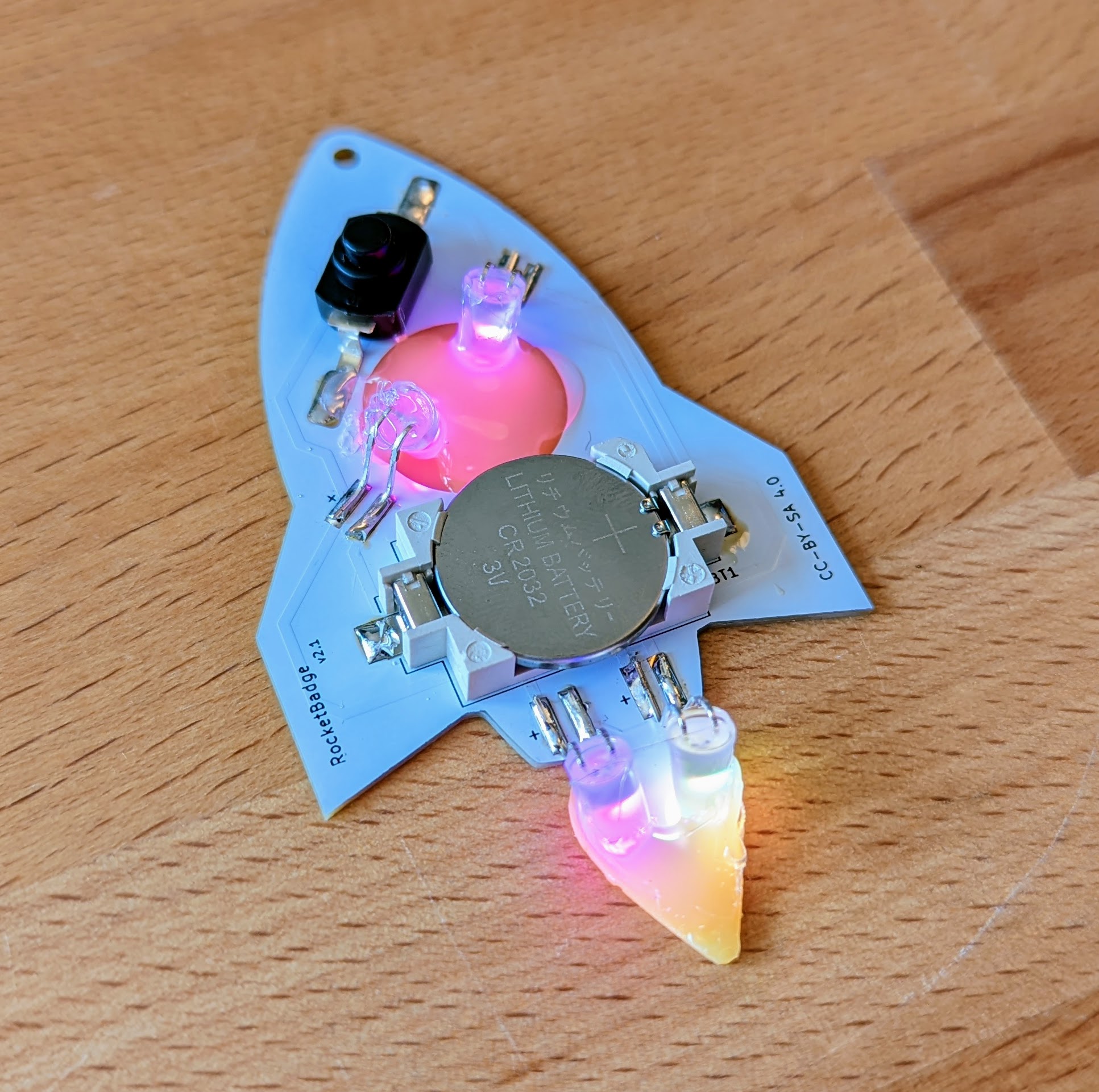 Rückansicht der Rakete mit eingeschalteten, regenbogenfarben leuchtenden LEDs