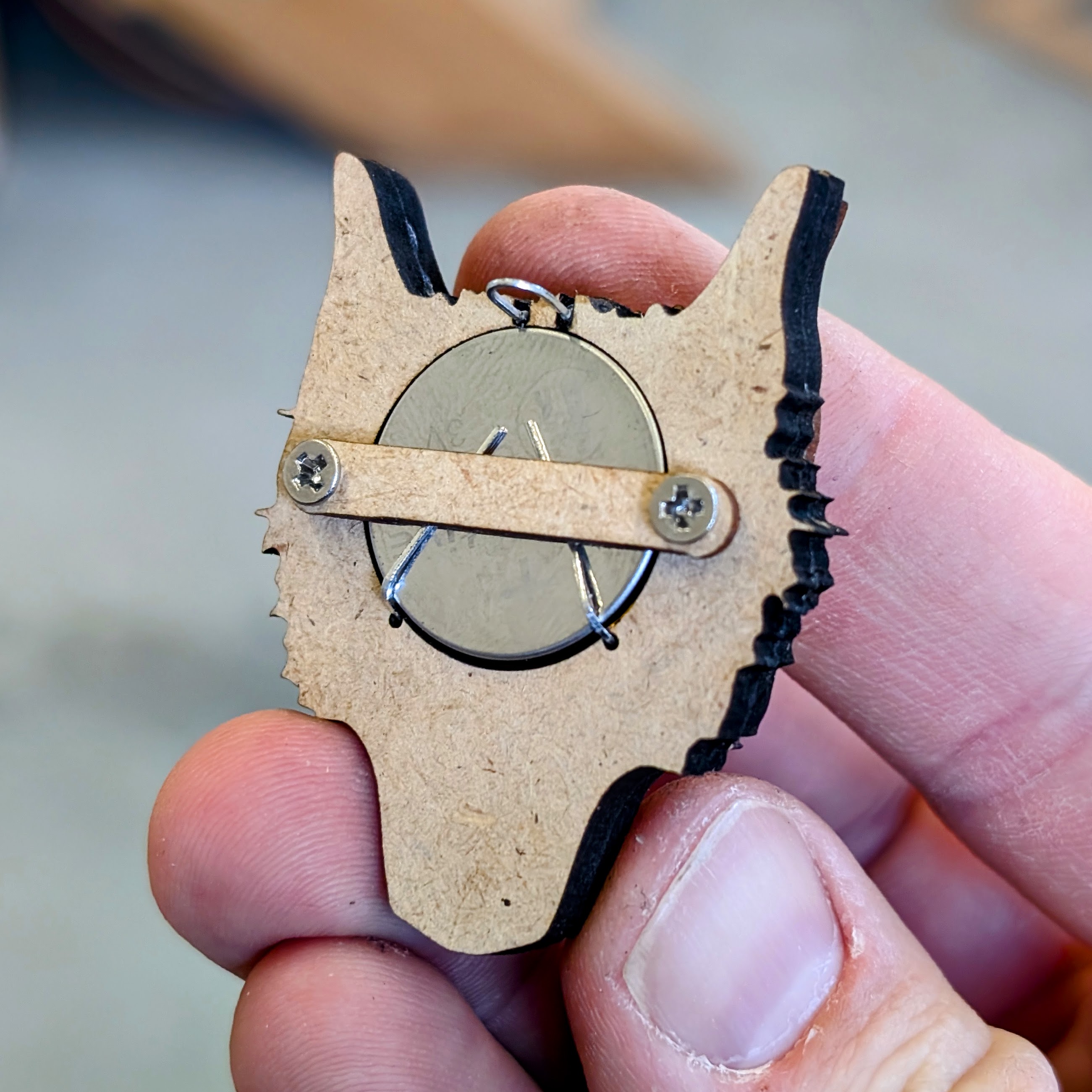 LED-Wolf Bausatz – Rückansicht des Holzmodells, in der Hand gehalten