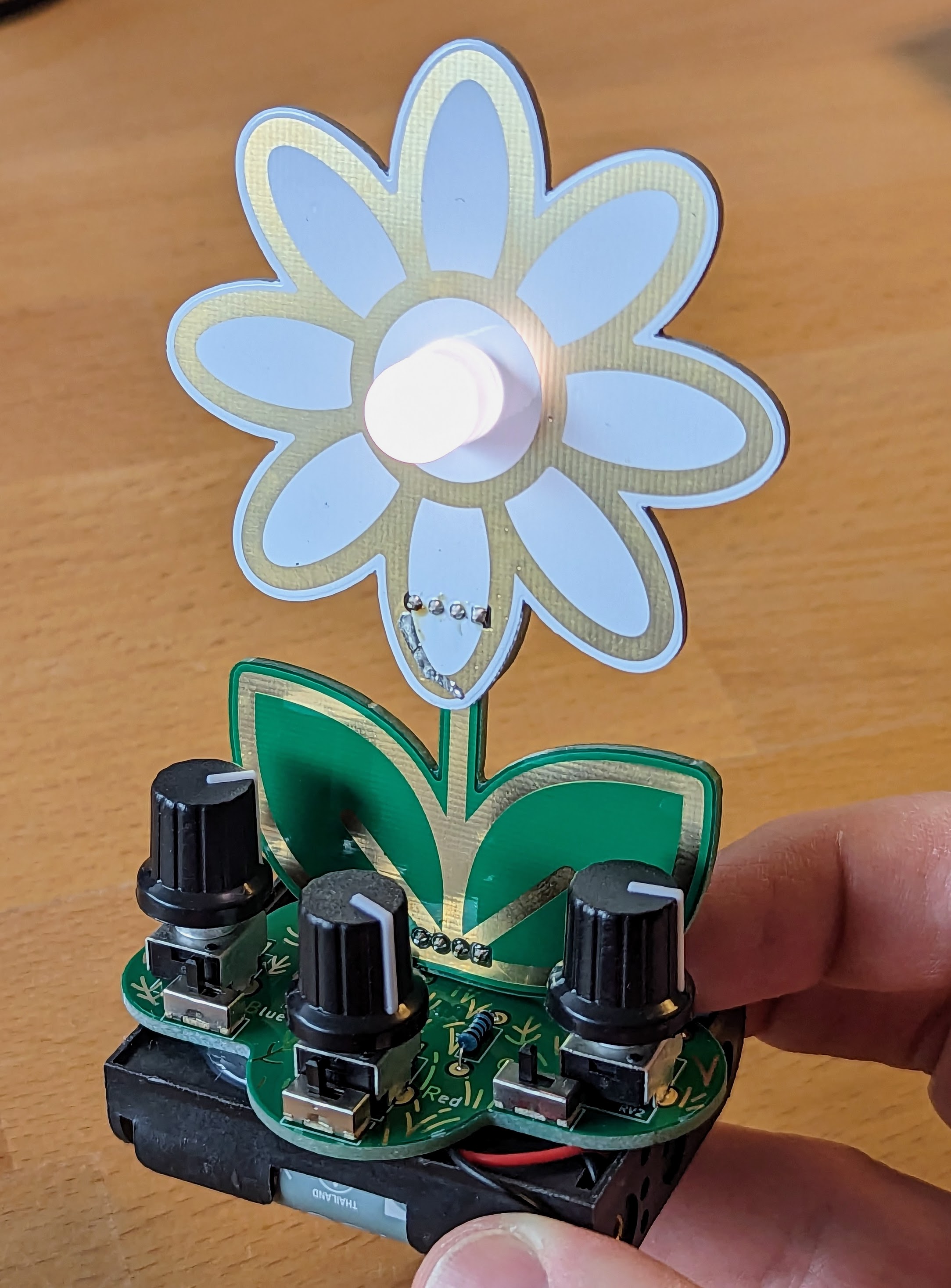 Daisy RGB kit – front view with white glowing LEDs